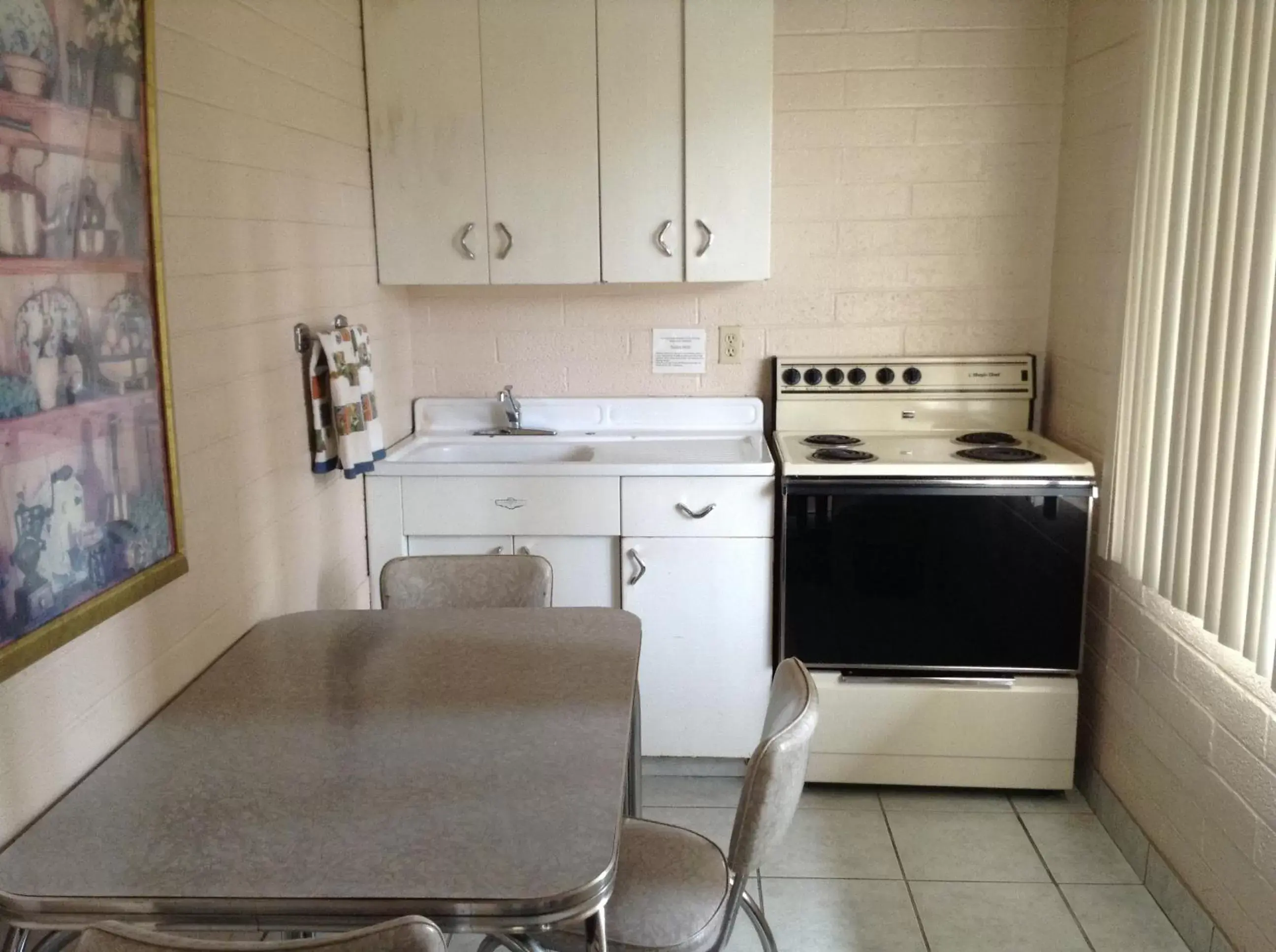 Dining area, Kitchen/Kitchenette in Stanlunds Inn and Suites