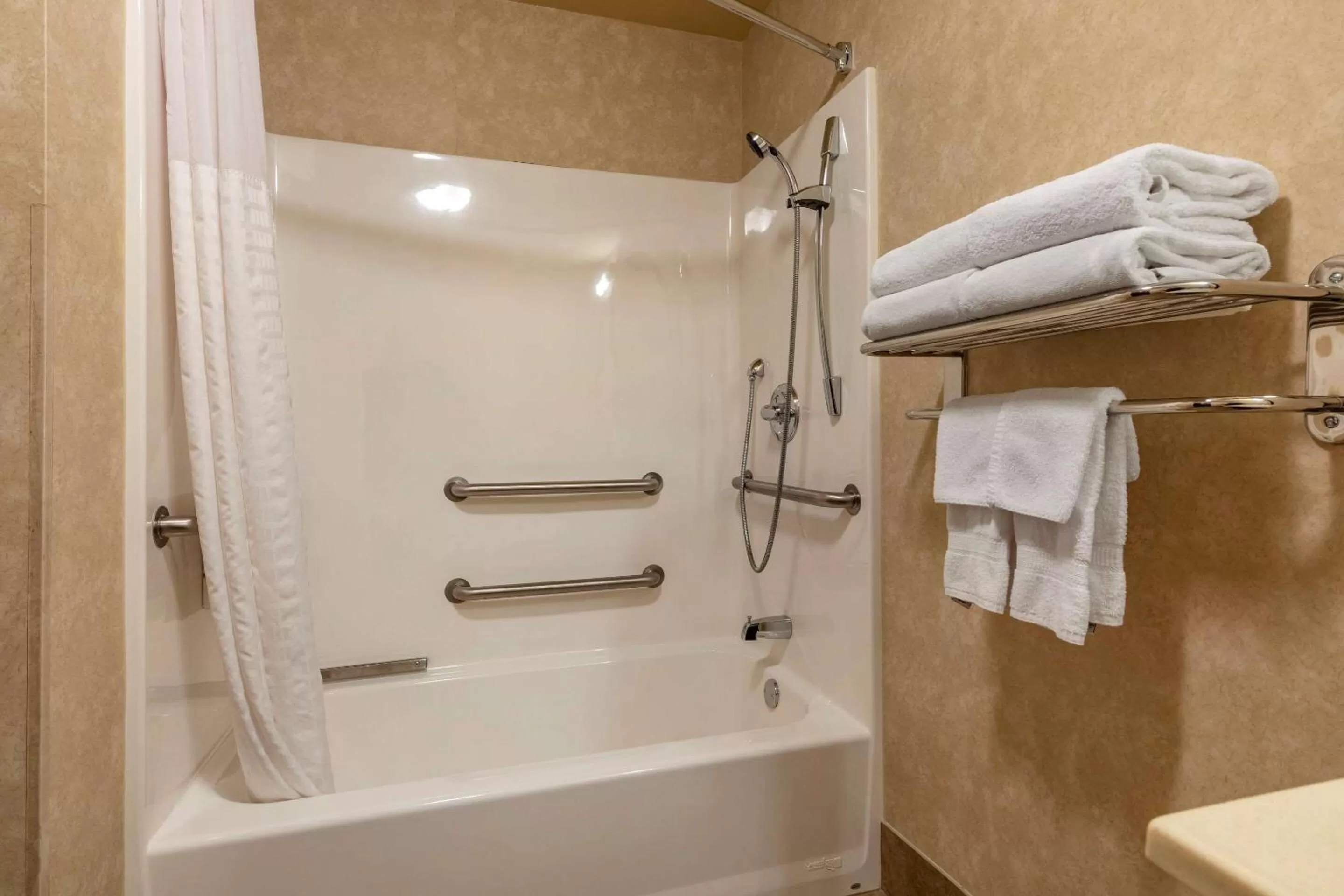 Shower in Comfort Inn & Suites Russellville I-40