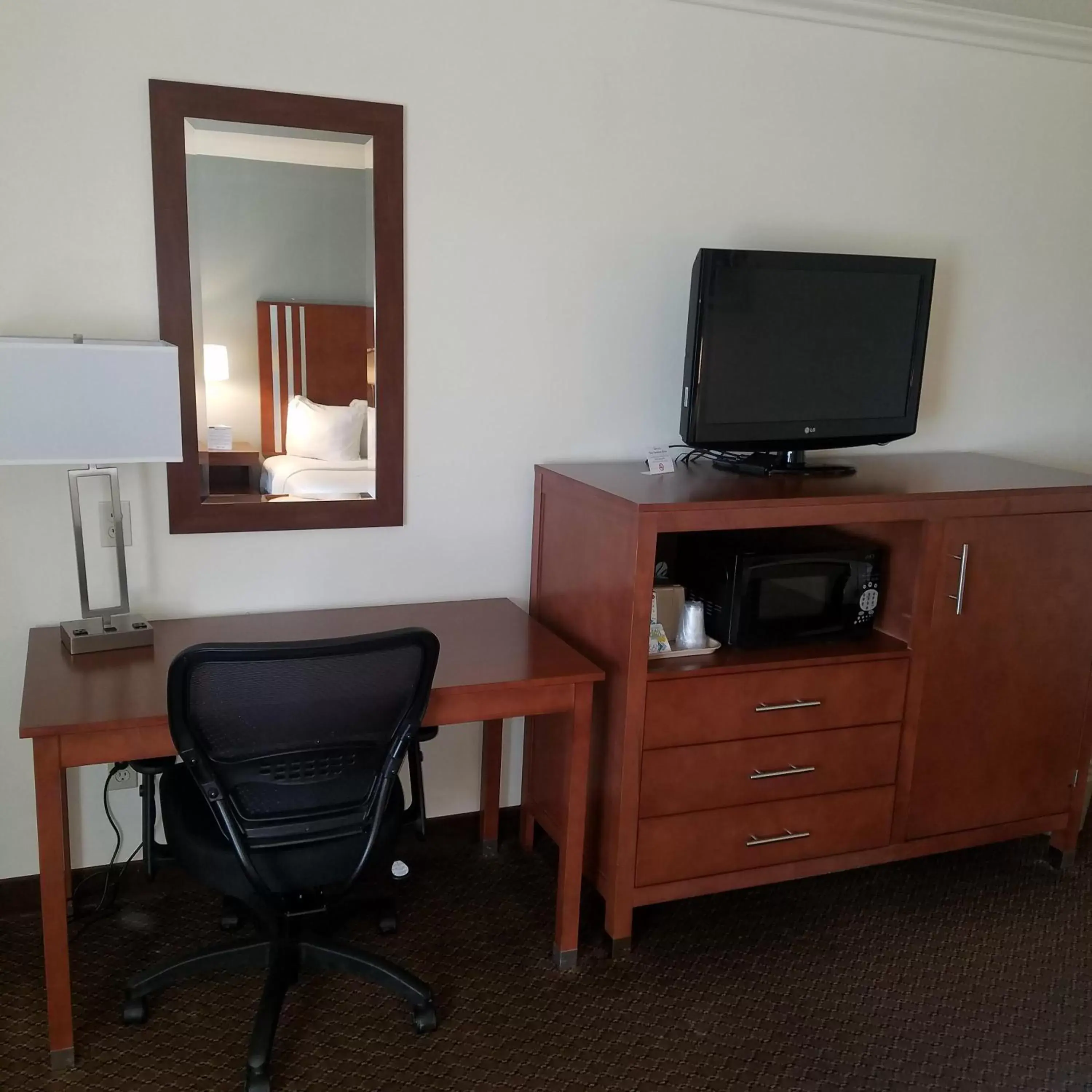 Bedroom, TV/Entertainment Center in SureStay Hotel by Best Western Hollister