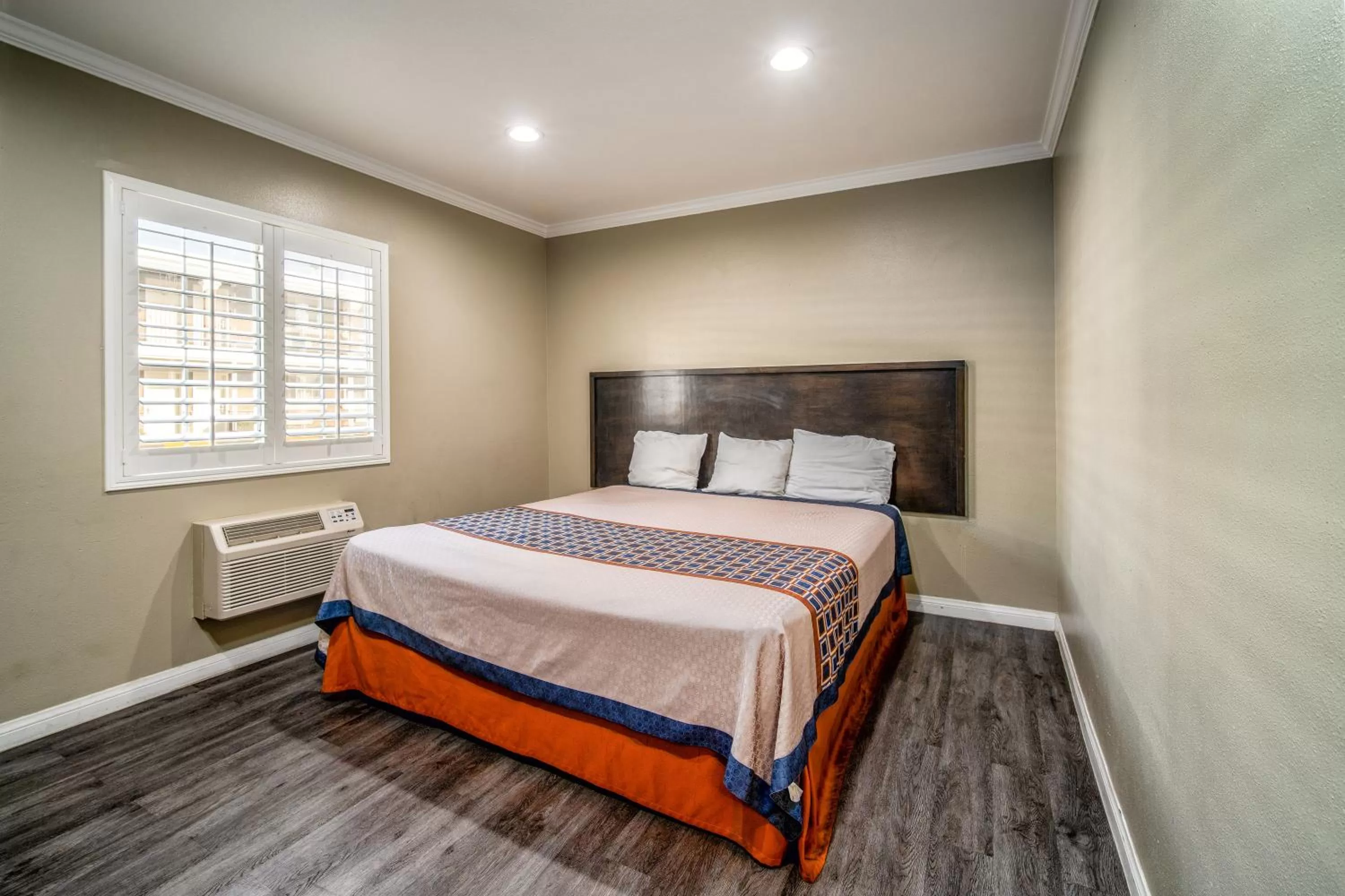 Bed in Regency Inn & Suites Downey