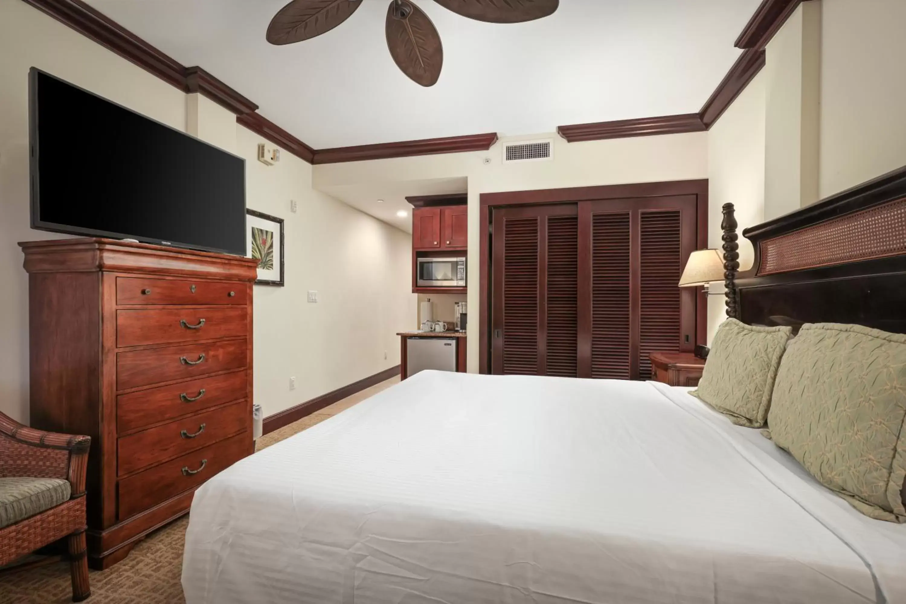 TV and multimedia, Bed in Waipouli Beach Resort & Spa Kauai By Outrigger