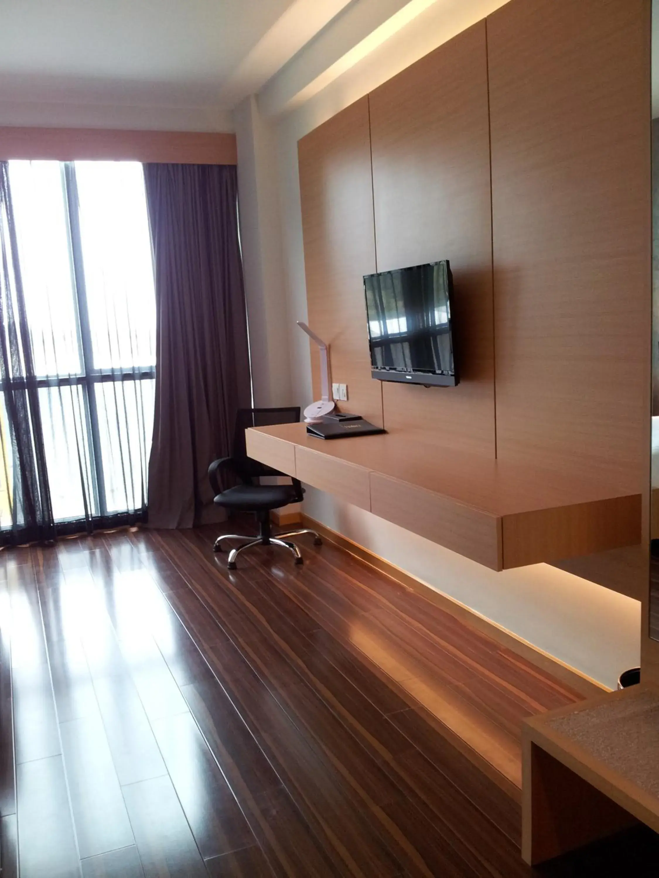 Day, TV/Entertainment Center in Symphony Suites Hotel