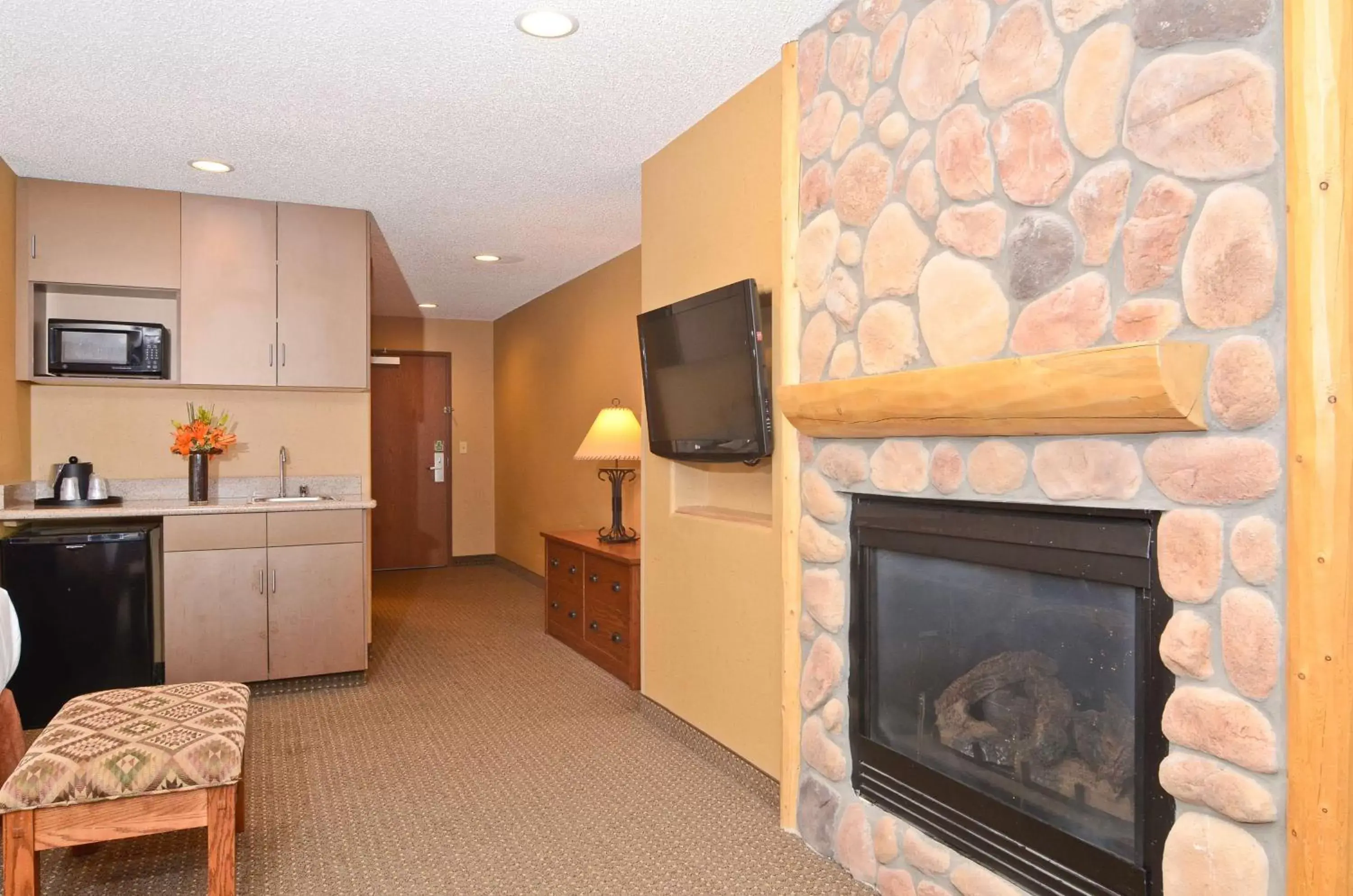Photo of the whole room, Kitchen/Kitchenette in Best Western Plus Kelly Inn & Suites