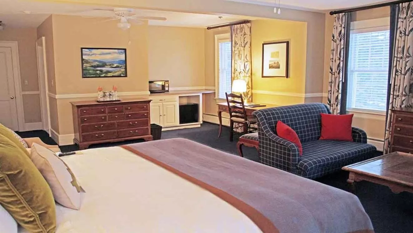 Photo of the whole room, Bed in Omni Bretton Arms Inn at Mount Washington Resort
