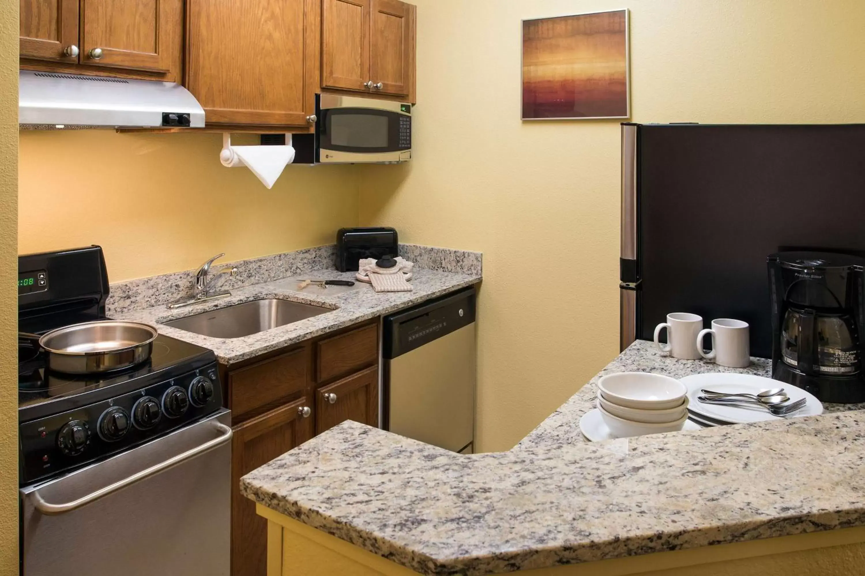 Photo of the whole room, Kitchen/Kitchenette in Sonesta Simply Suites Phoenix Scottsdale