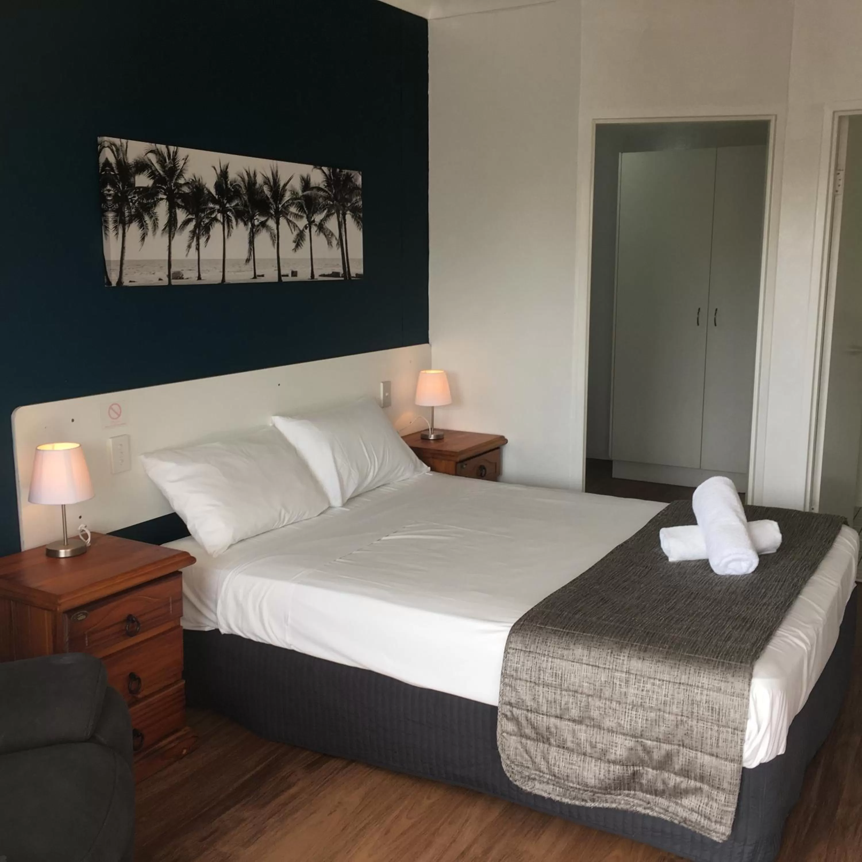 Bed in Blue Pelican Motel