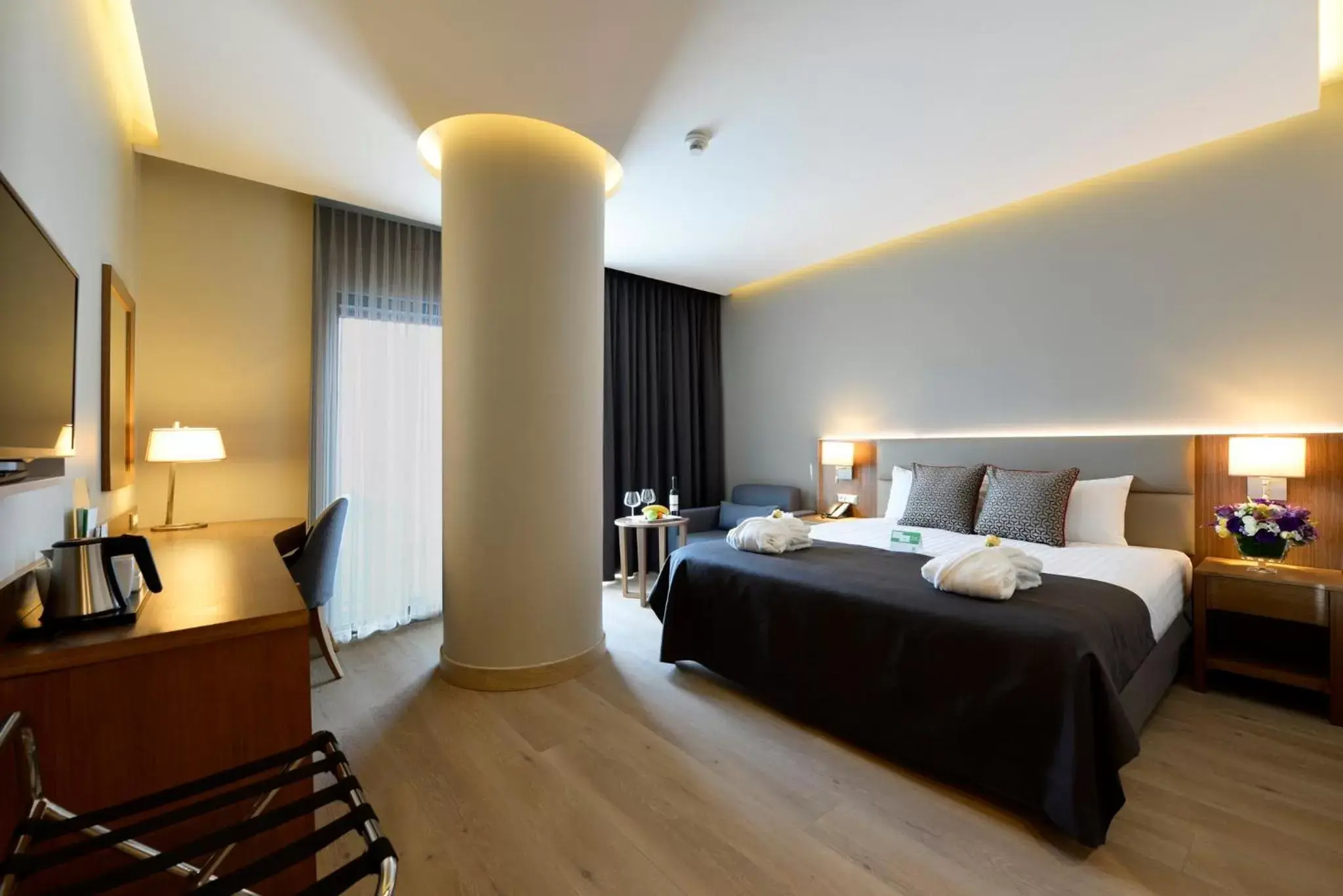 Photo of the whole room, Bed in Holiday Inn Bursa - City Centre, an IHG Hotel