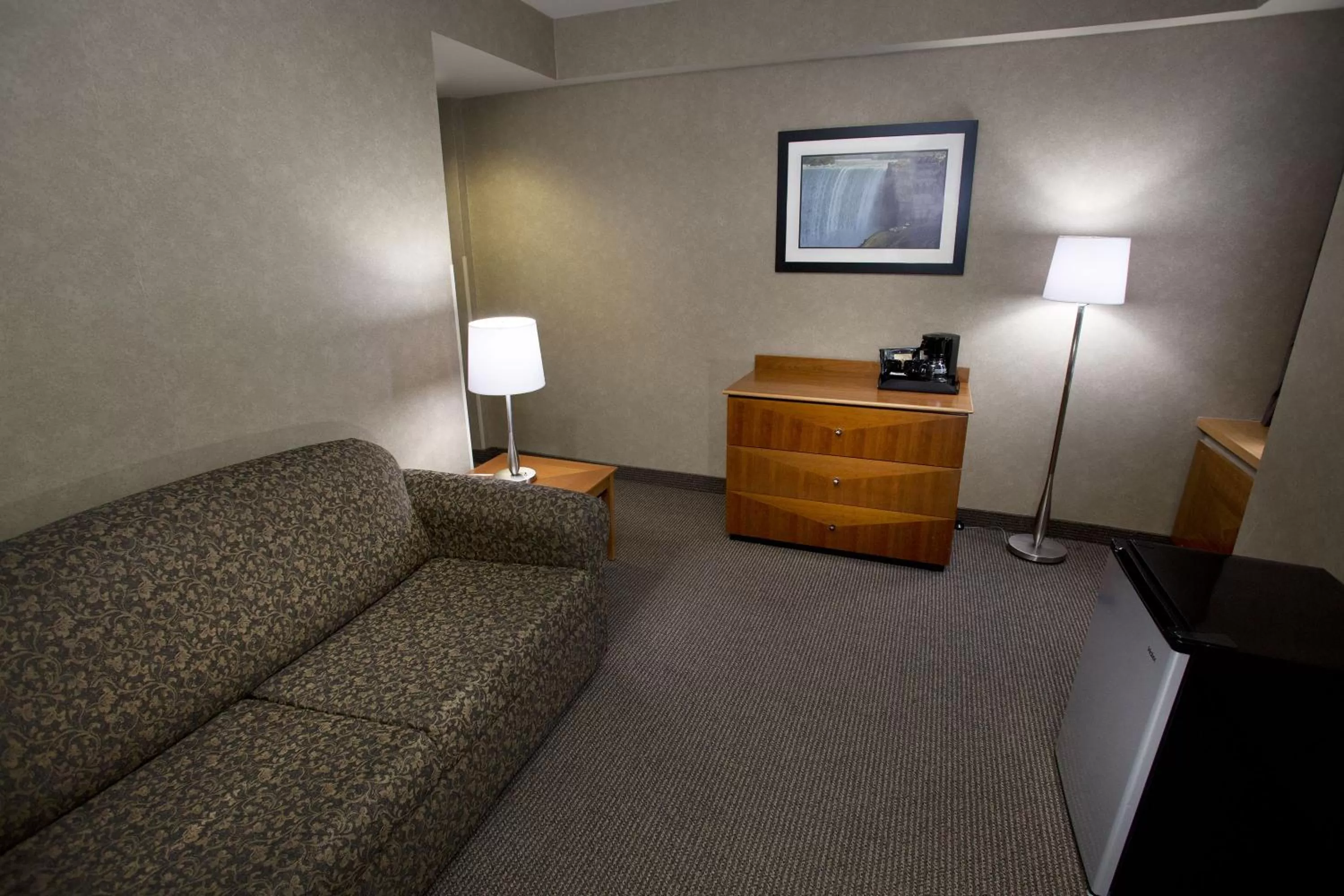 Living room in The Oakes Hotel Overlooking the Falls
