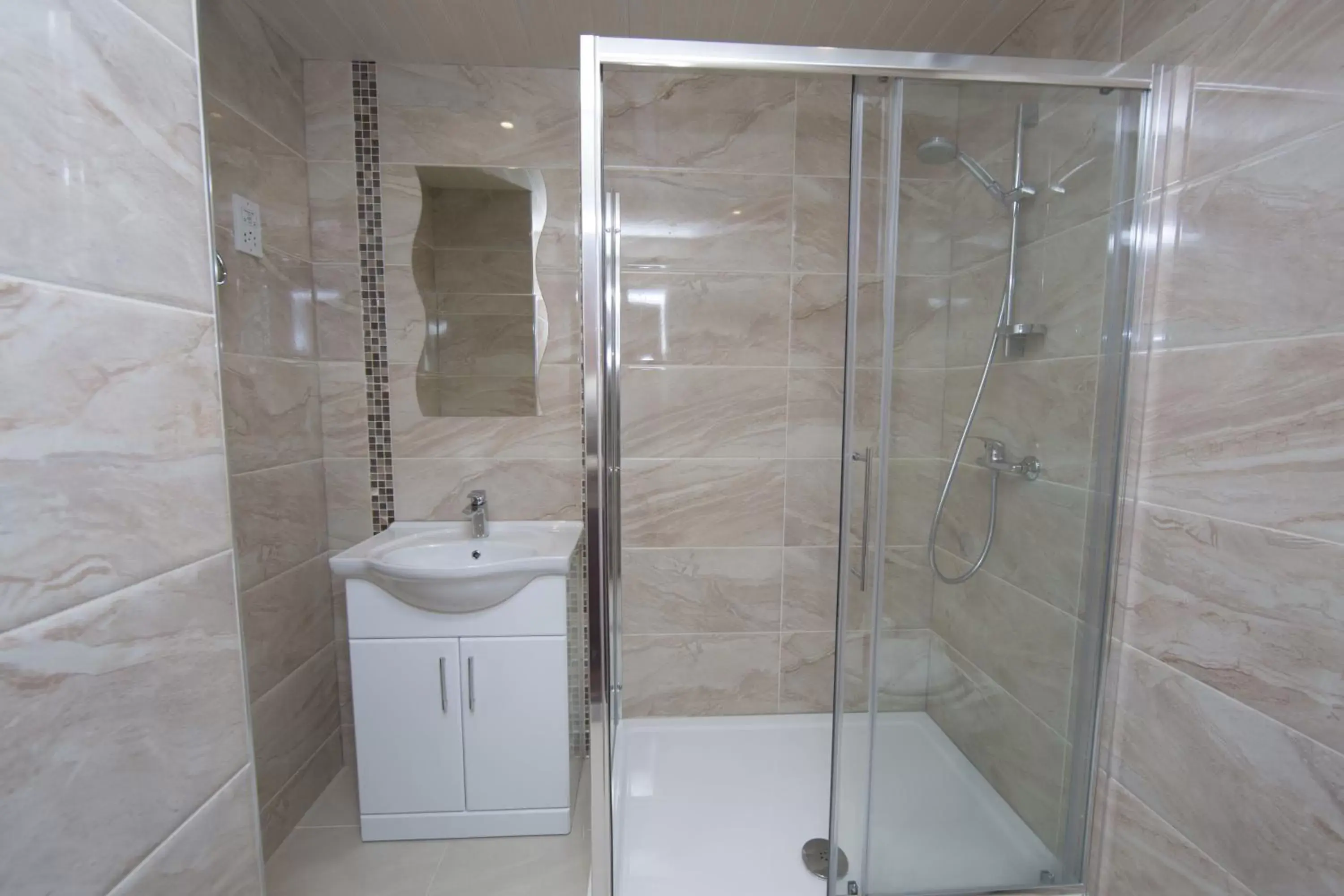 Shower, Bathroom in Royal London Hotel By Saba