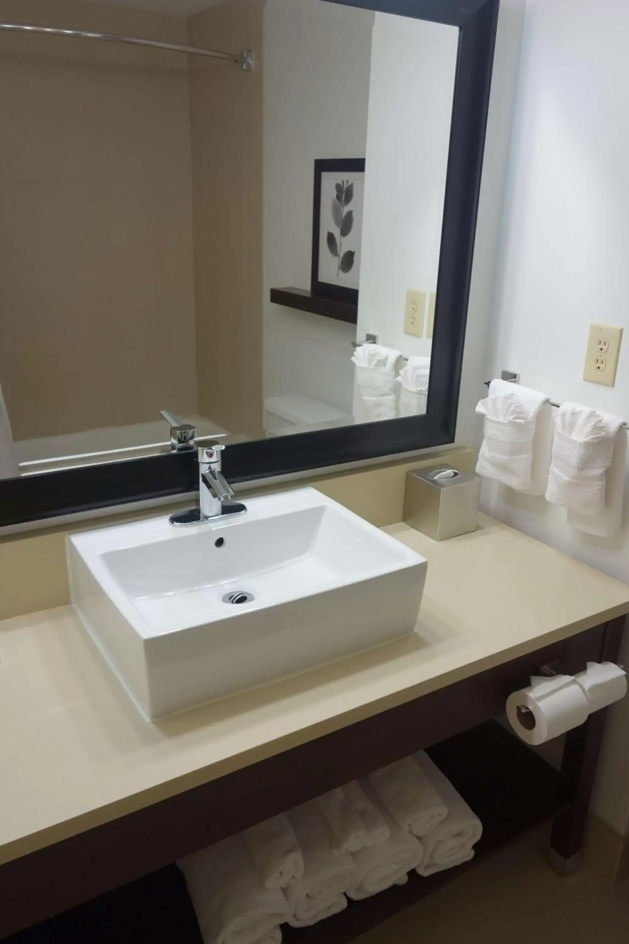 Bathroom in Country Inn & Suites by Radisson, Lawrenceville, GA