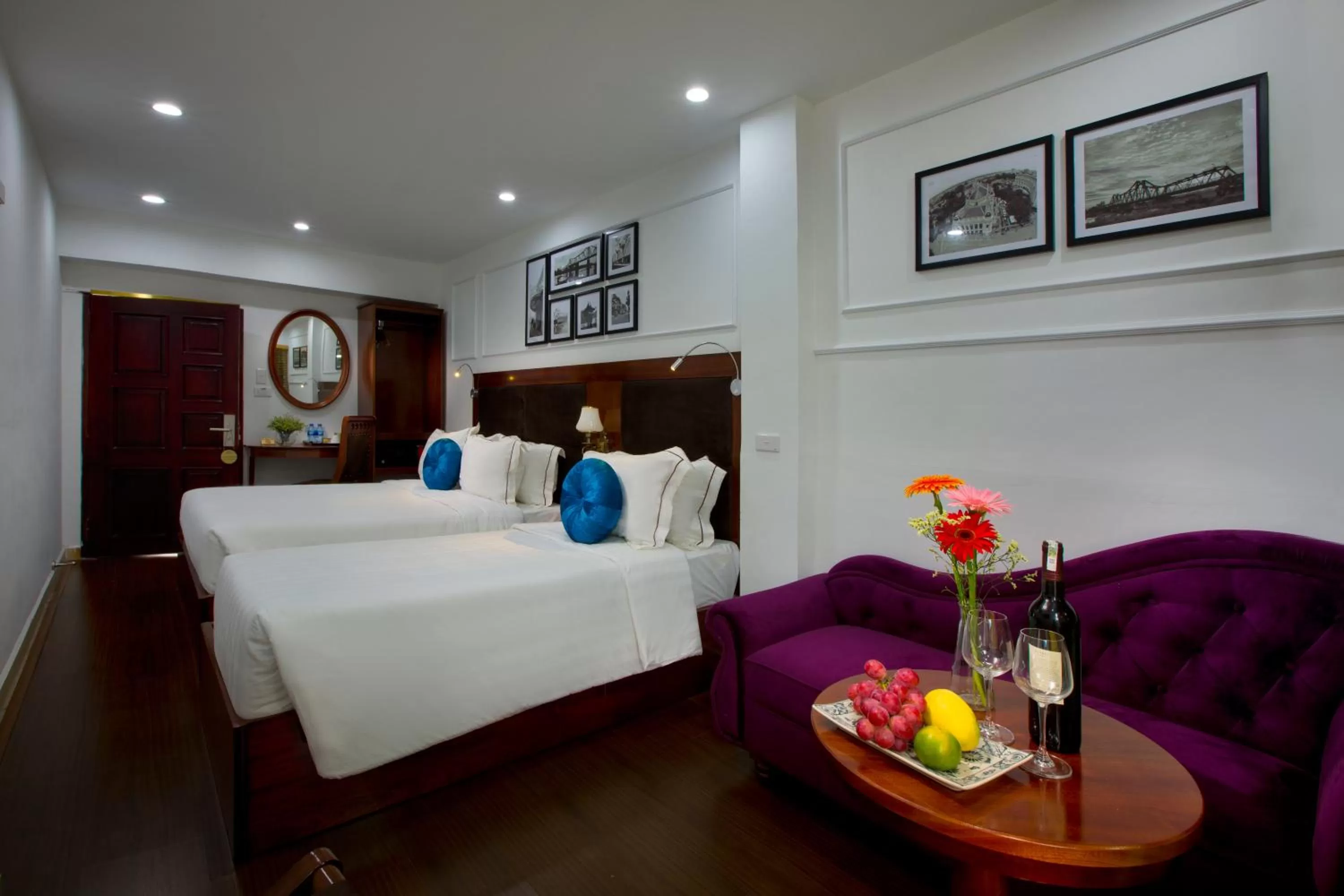 Living room, Bed in Antique Angel Hotel