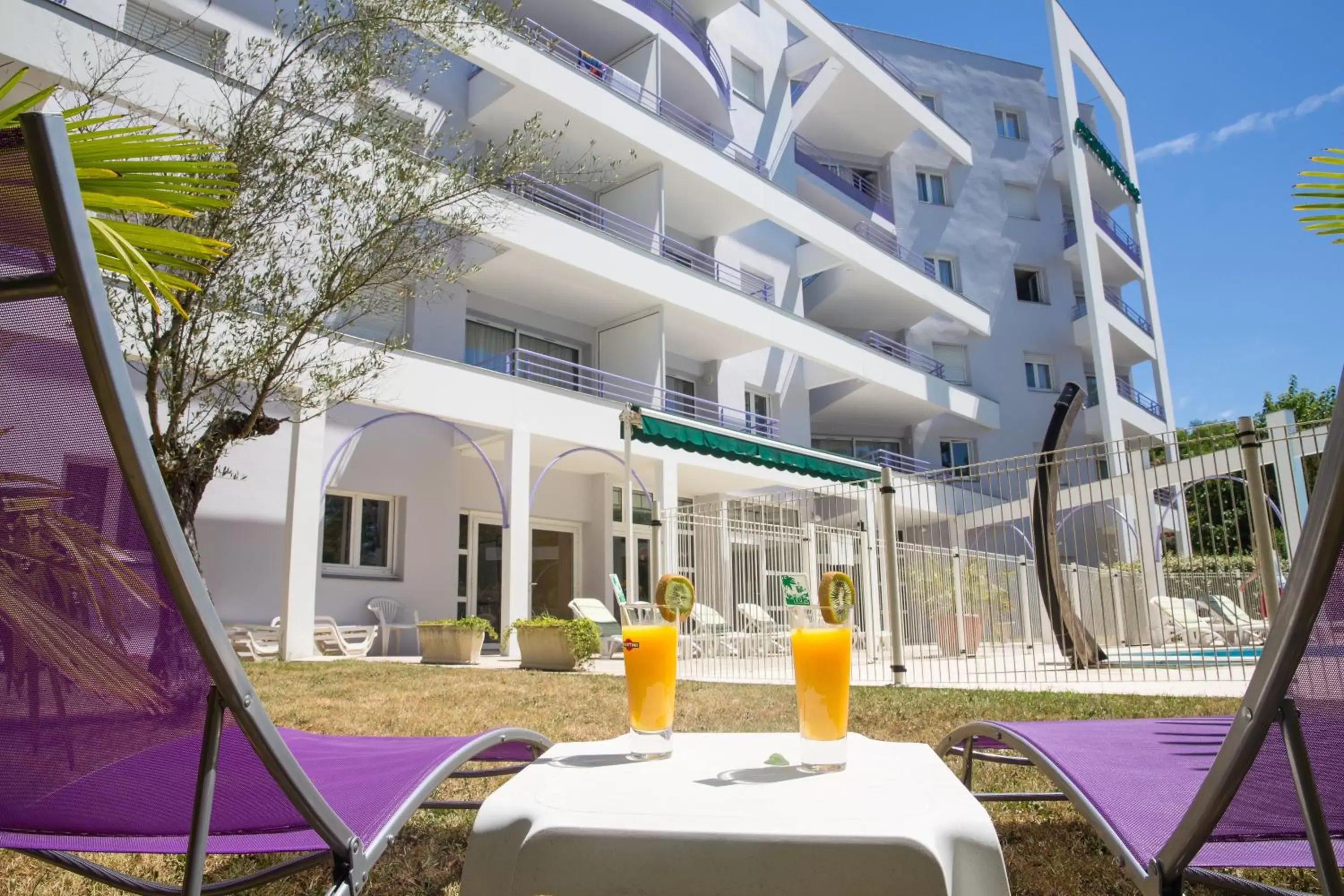 Facade/entrance, Swimming Pool in CERISE Dax - Les Jardins du Lac