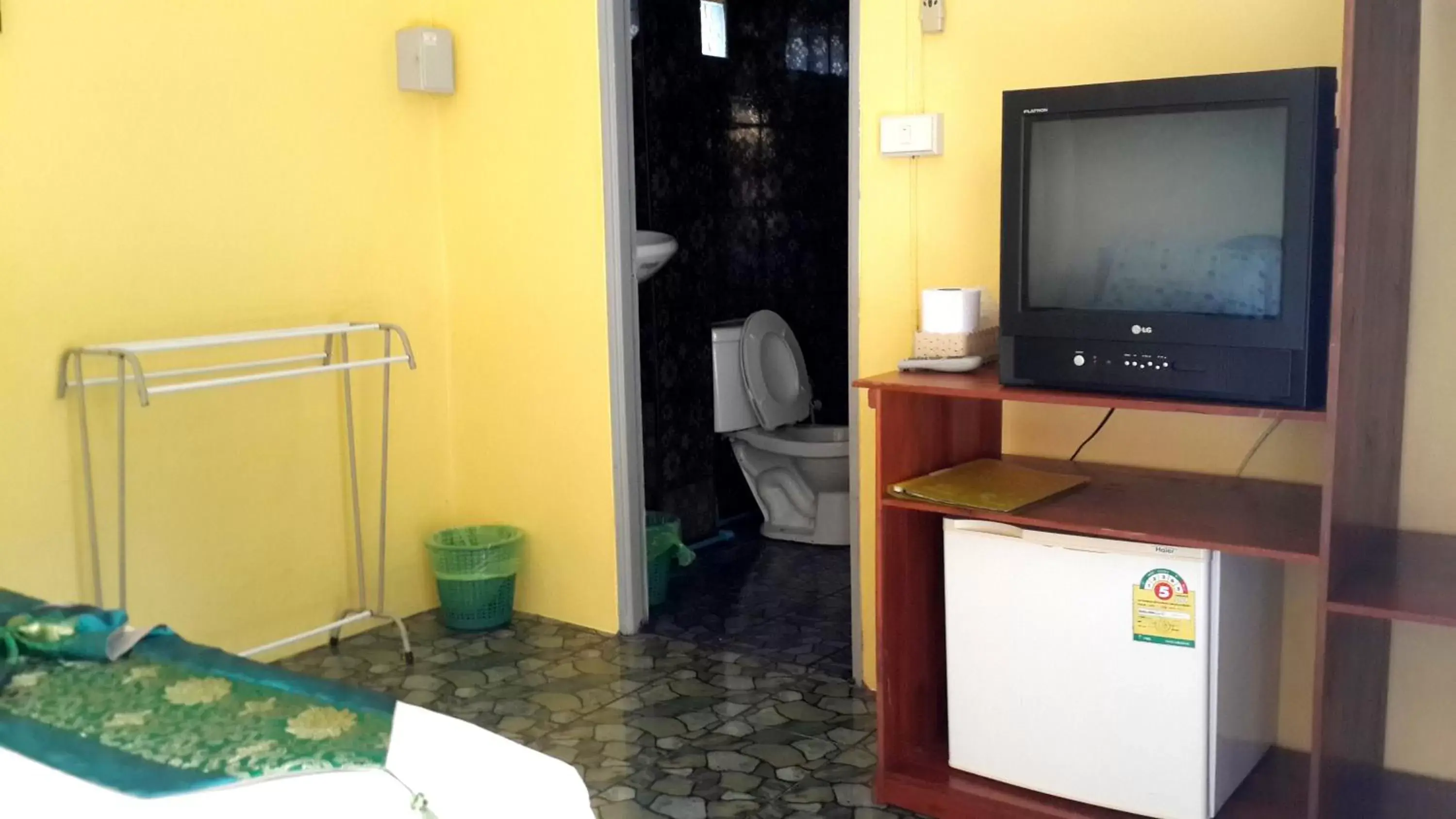 Toilet, TV/Entertainment Center in Island Lodge