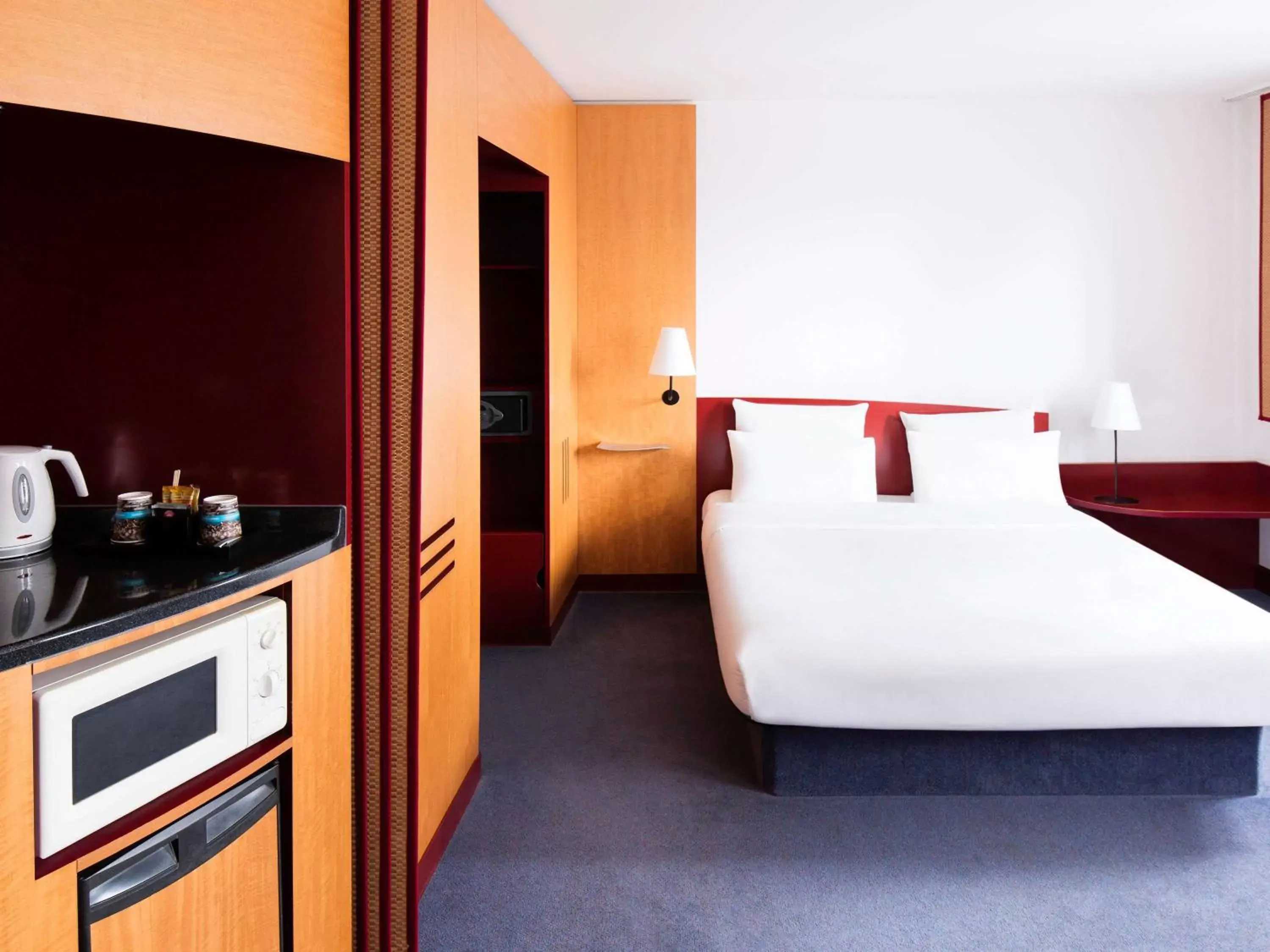 Photo of the whole room, Bed in Novotel Suites Hannover