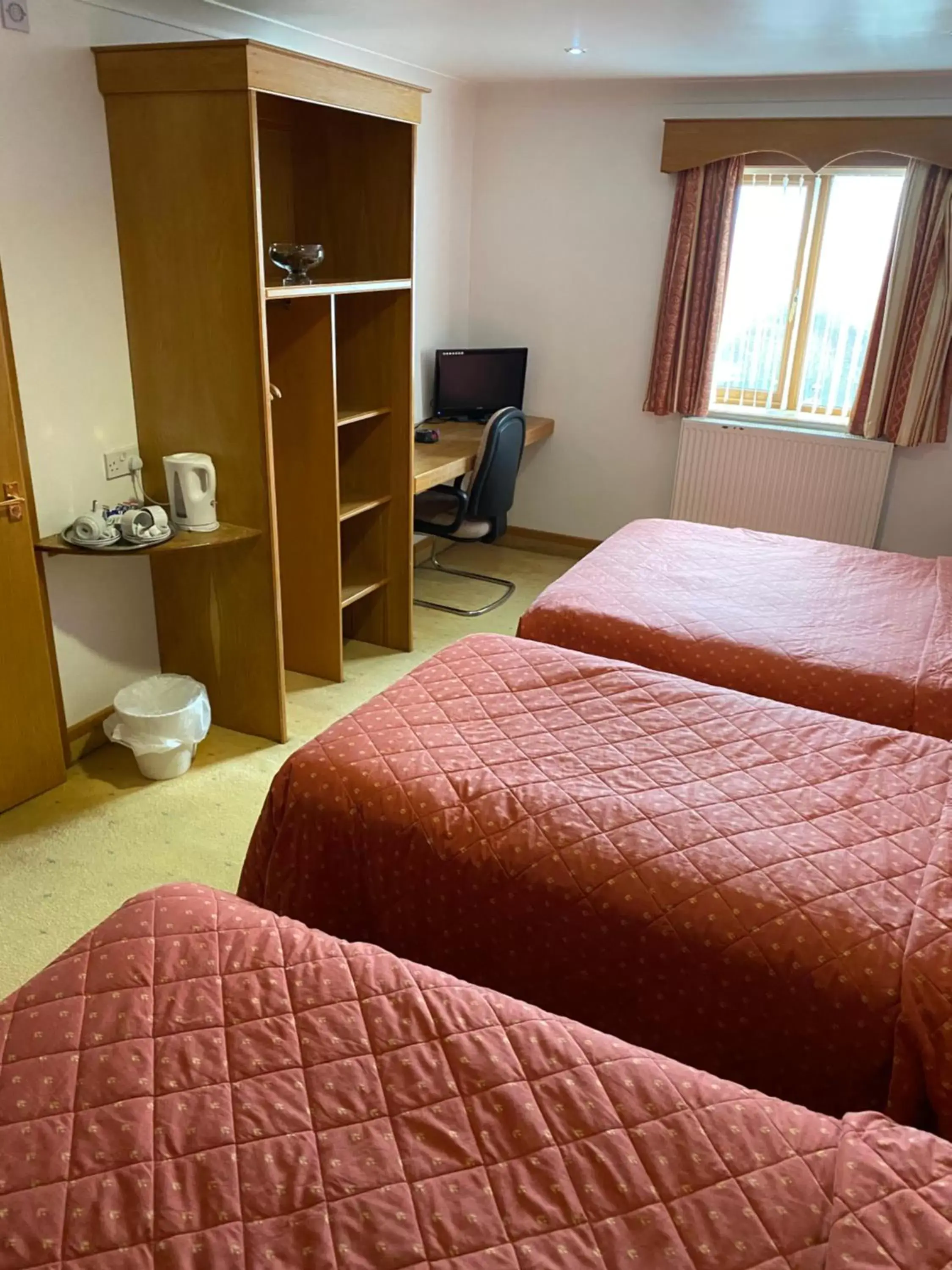 Communal lounge/ TV room, Bed in Bessemer Hotel