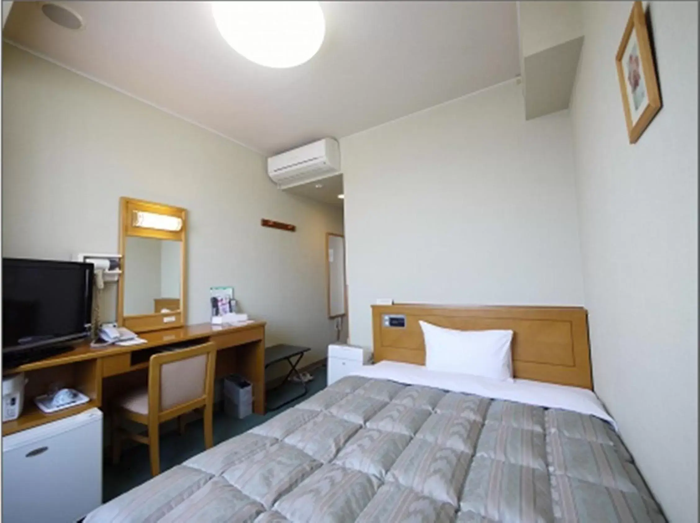 Photo of the whole room, Bed in Hotel Route-Inn Nagoya Higashi Betsuin