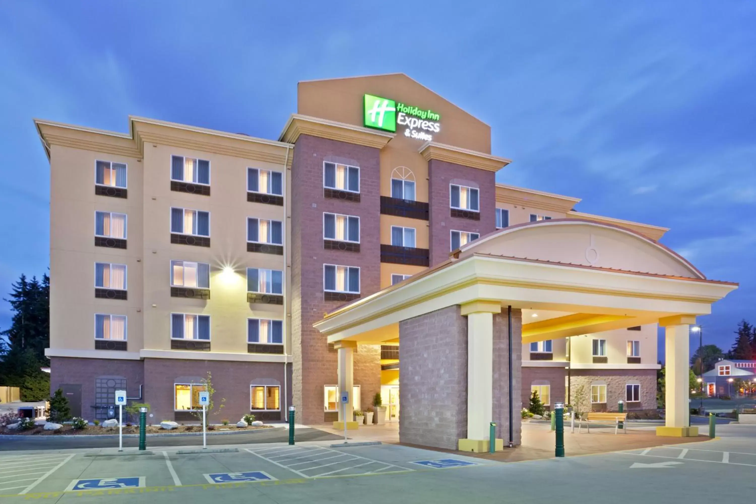 Property building in Holiday Inn Express Hotel & Suites Seattle North - Lynnwood, an IHG Hotel