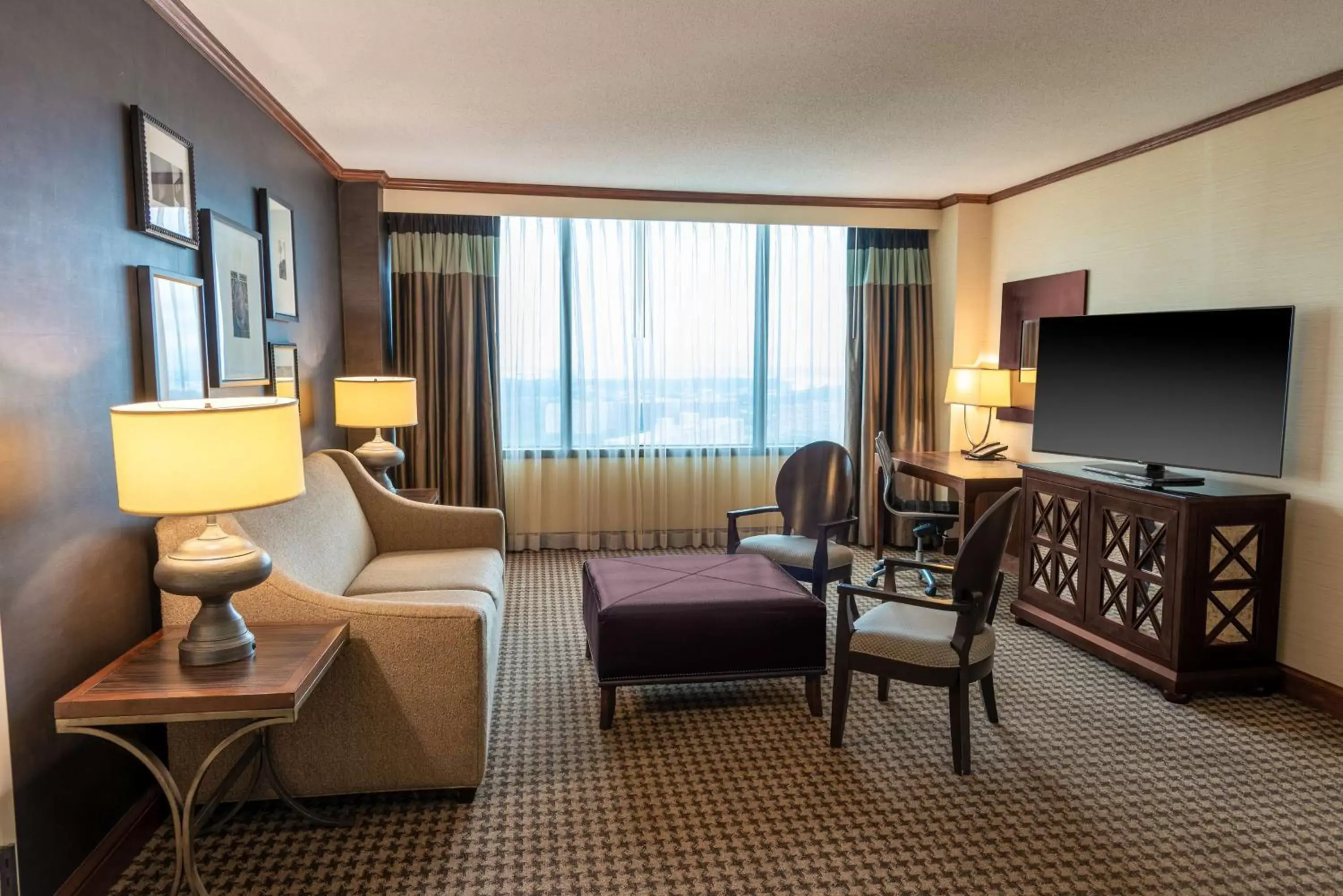 Bedroom, Seating Area in Hilton Alexandria Mark Center