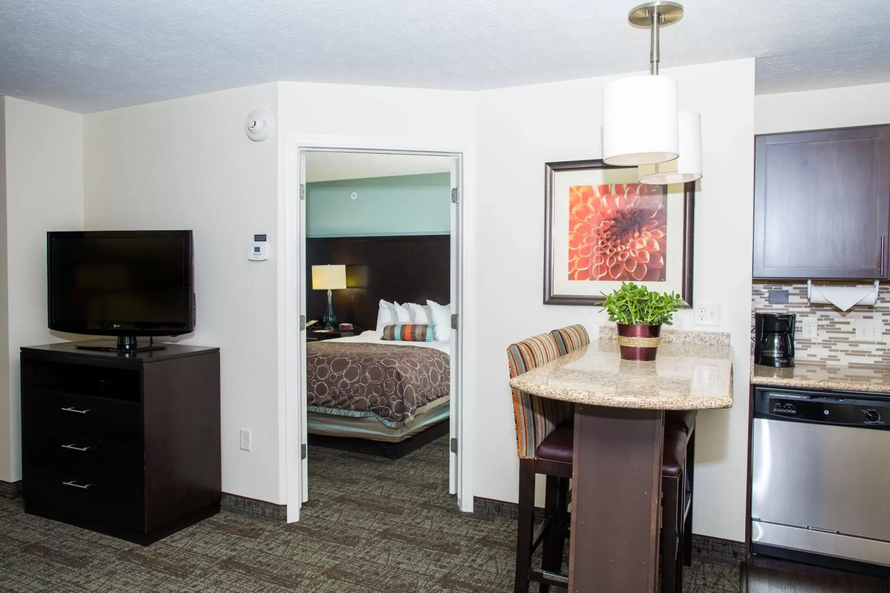 Photo of the whole room, TV/Entertainment Center in Staybridge Suites Lincoln North East, an IHG Hotel