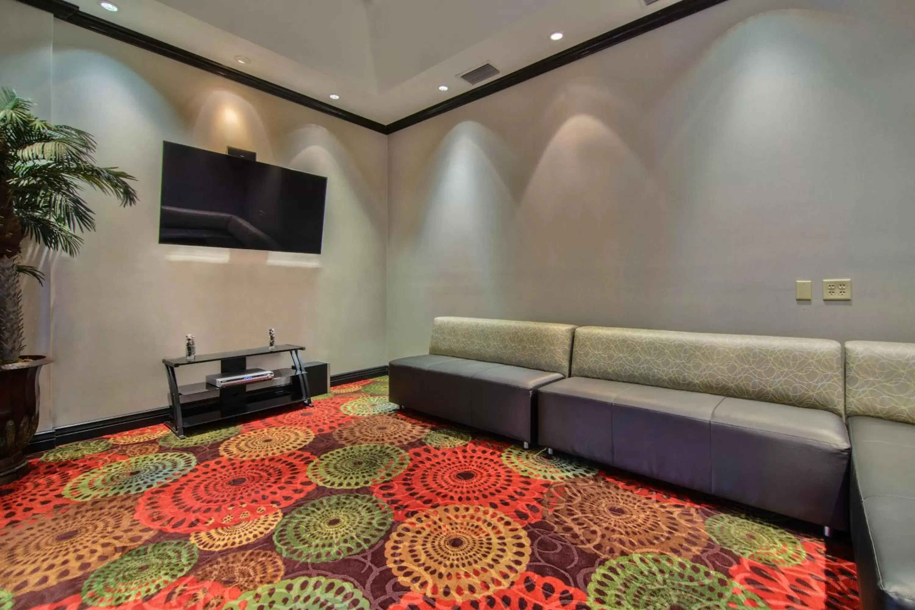 Property building, Seating Area in Holiday Inn Arlington Northeast, an IHG Hotel