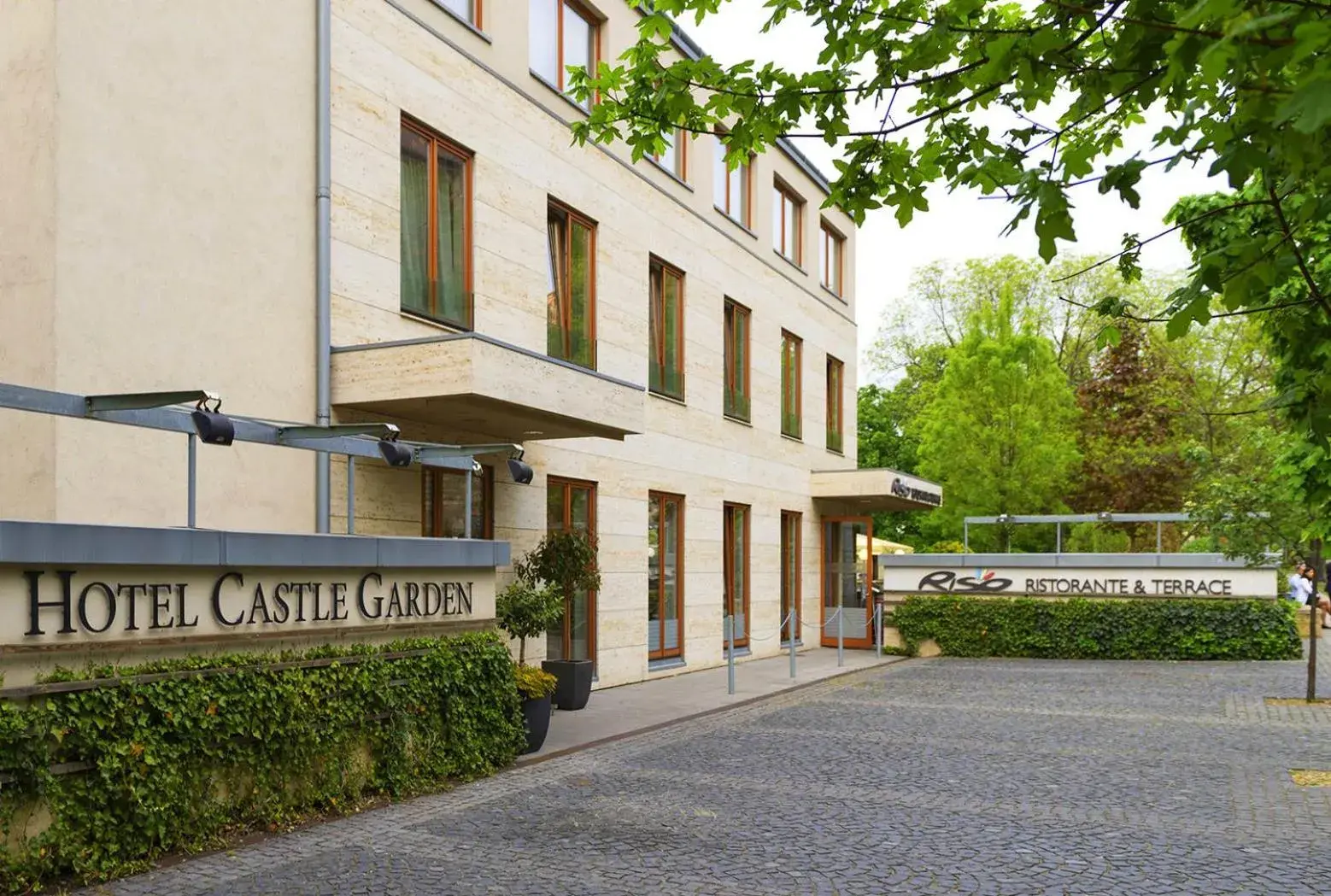 Property Building in Hotel Castle Garden