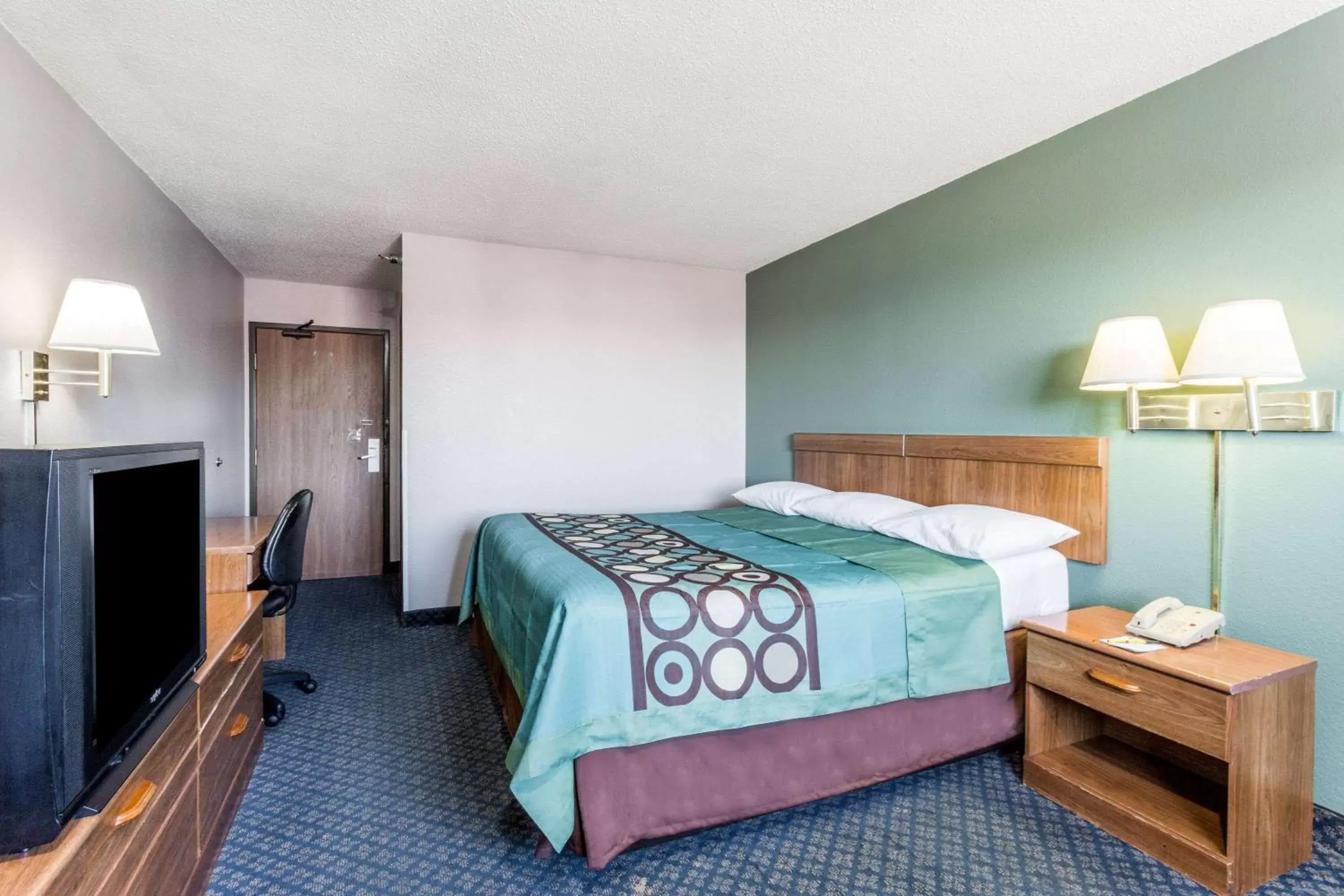 Photo of the whole room, Bed in Super 8 by Wyndham Richmond Midlothian Turnpike