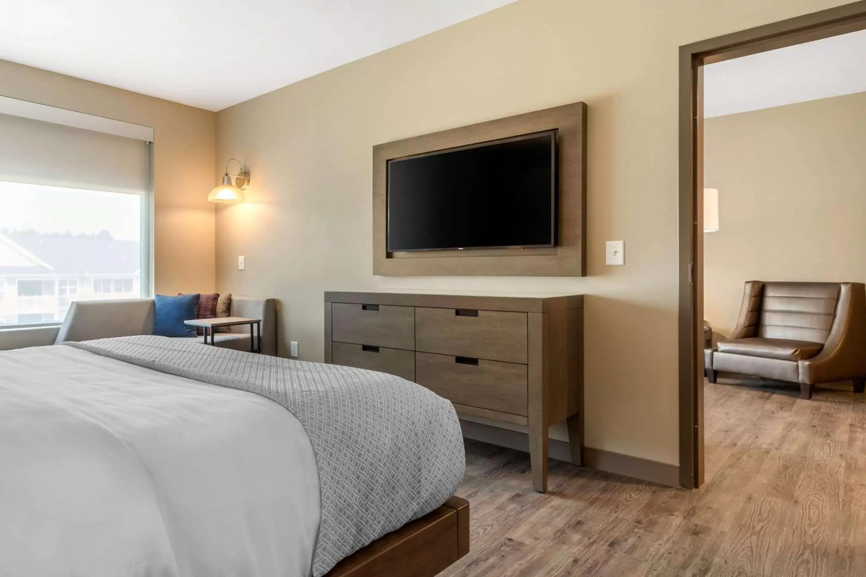 Bedroom, TV/Entertainment Center in Cambria Hotel Fort Mill