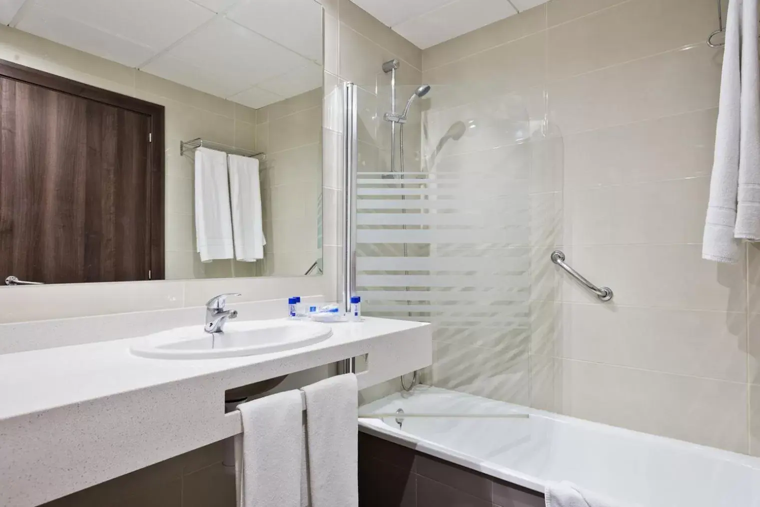 Shower, Bathroom in Hotel Best Siroco
