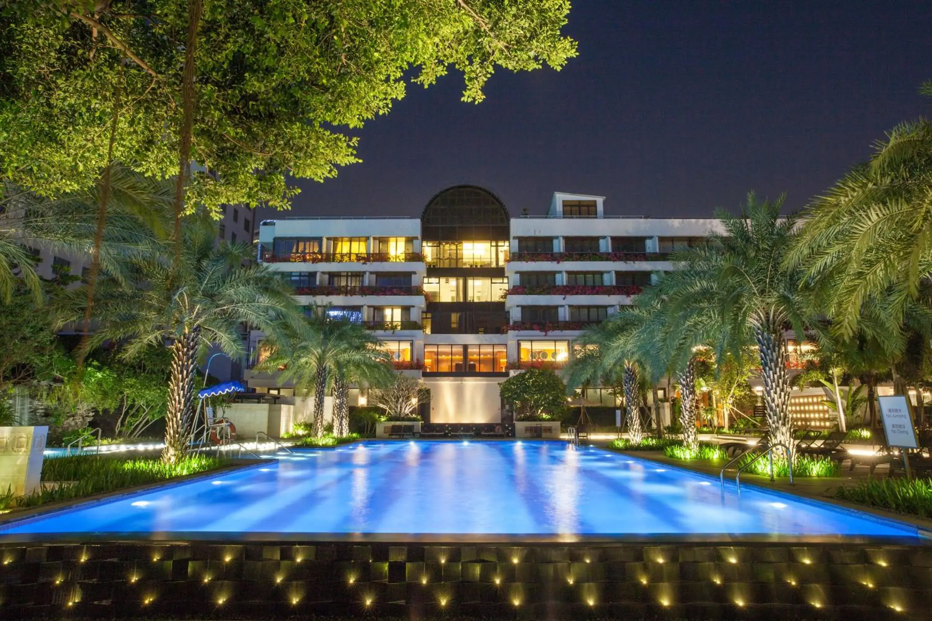 Swimming Pool in White Swan Hotel