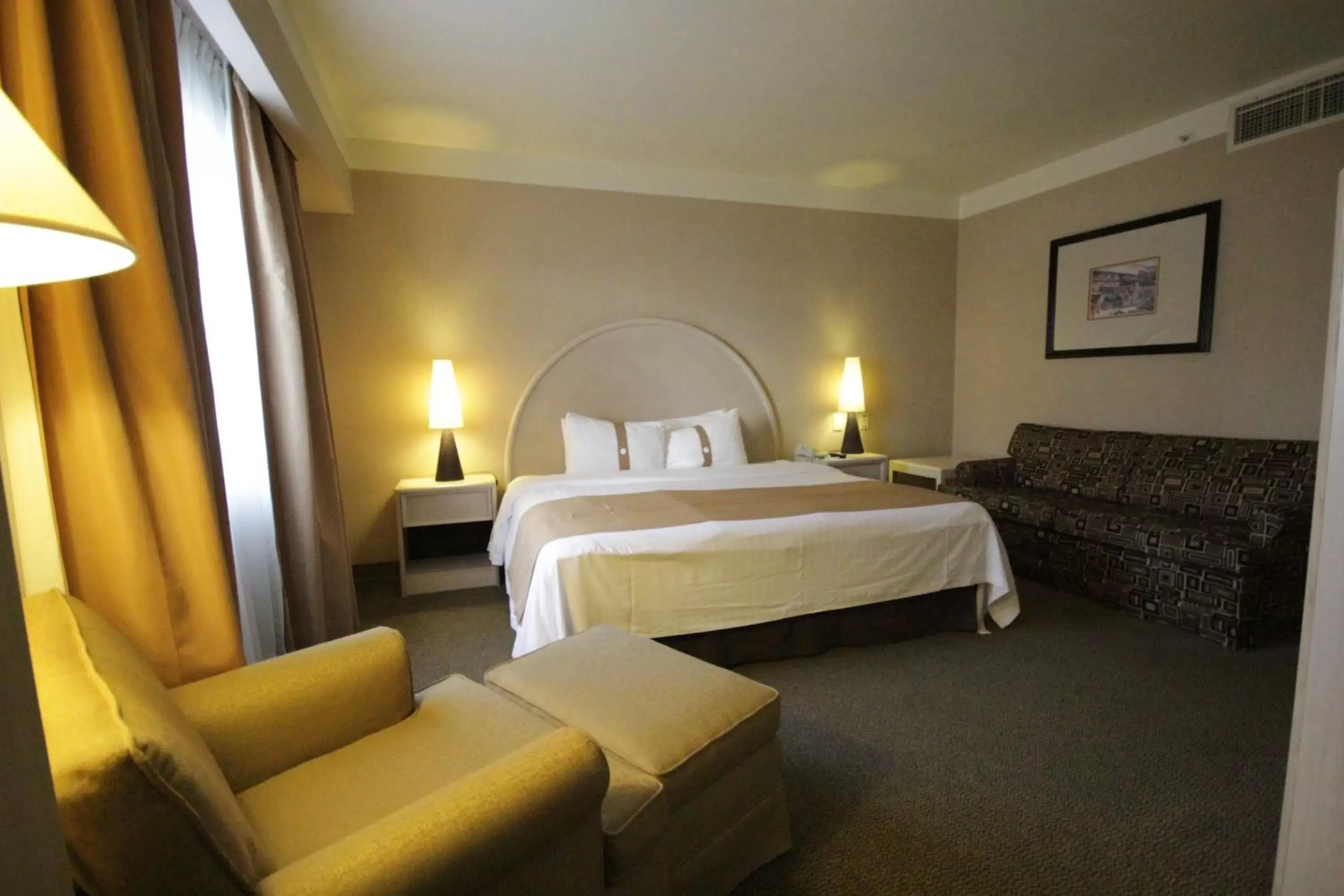 Photo of the whole room, Bed in Holiday Inn Leon-Convention Center by IHG Photo of the whole room, Bed in Holiday Inn Leon-Convention Center by IHG