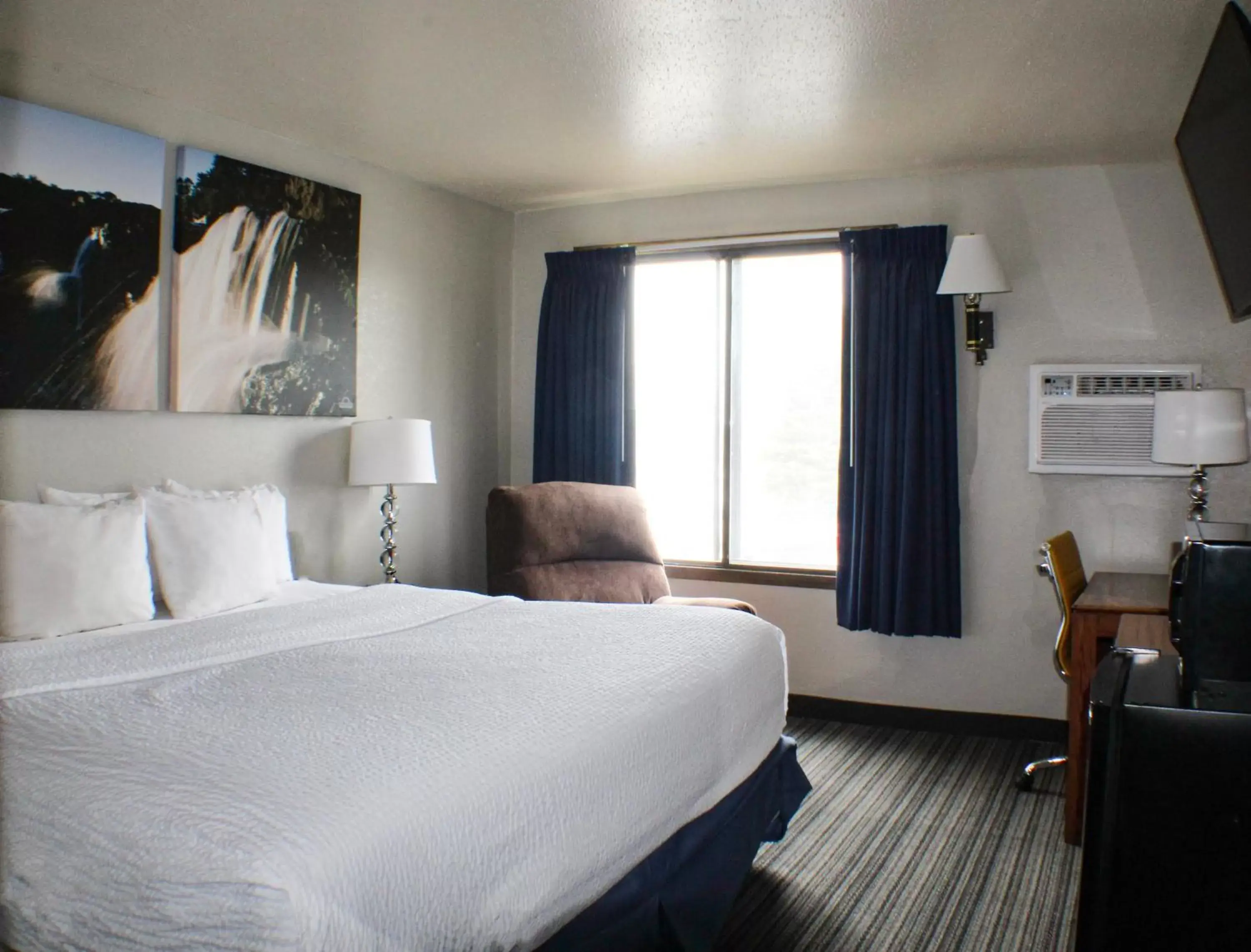 Bedroom, Bed in Days Inn by Wyndham Sioux Falls