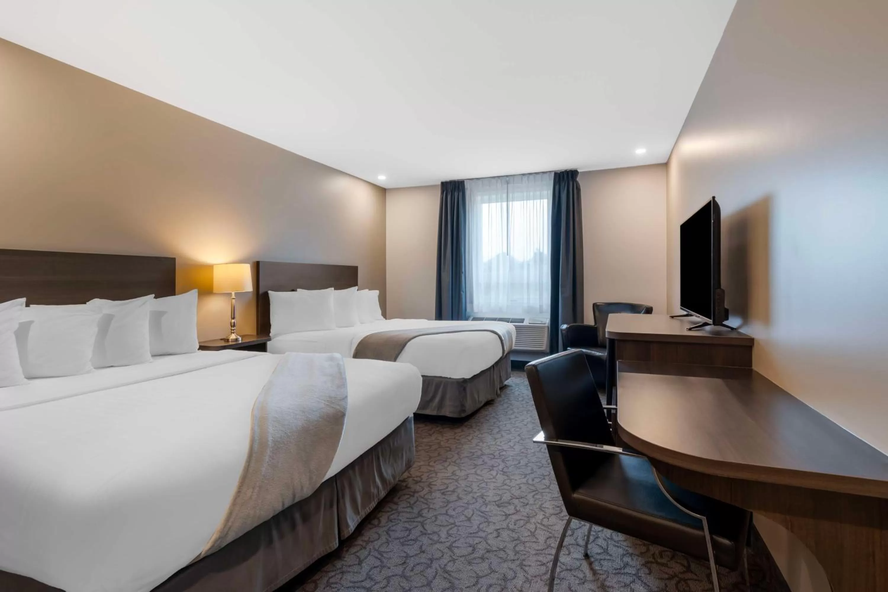 Bedroom, Bed in Villa Inn & Suites - SureStay Collection by Best Western