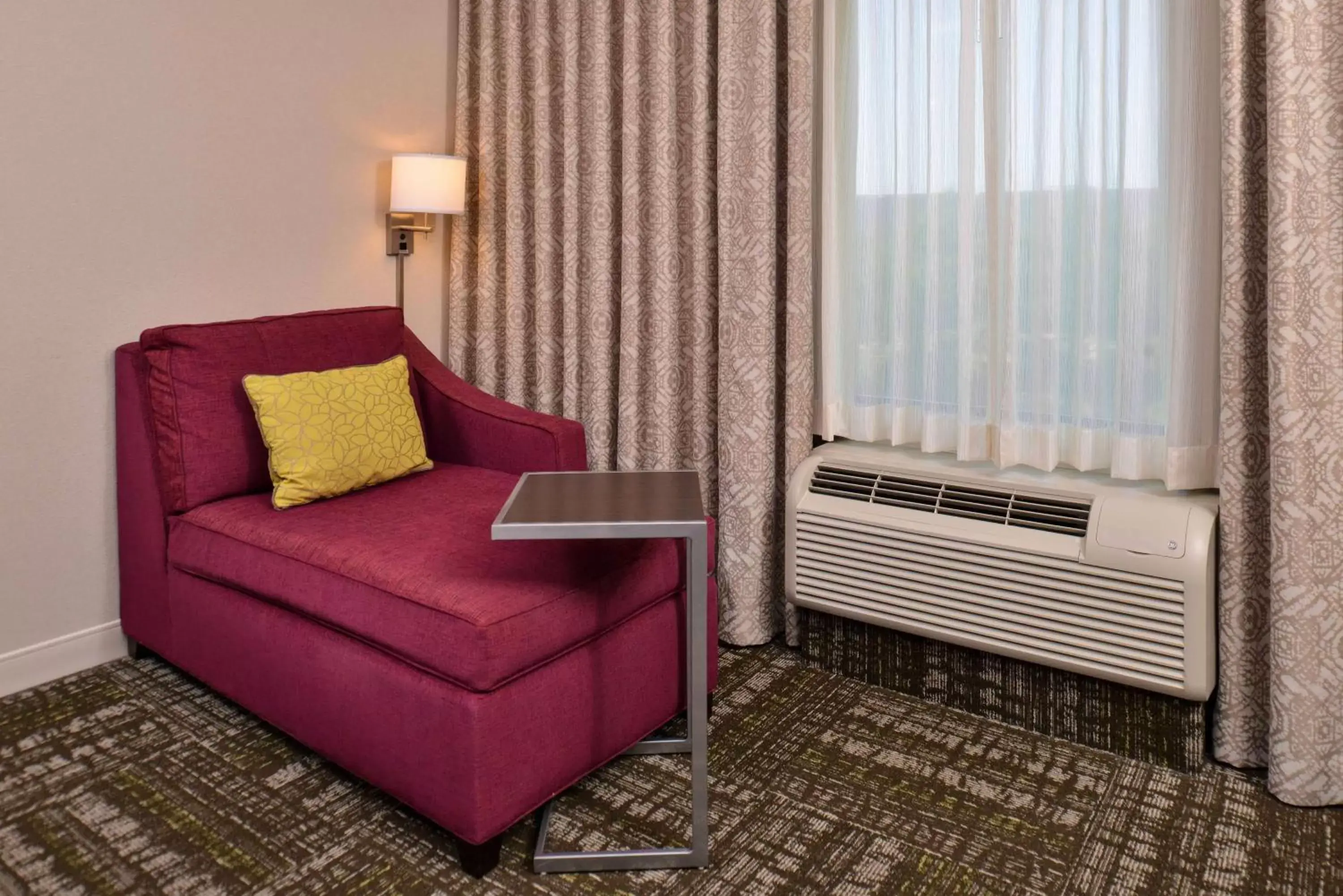 Bed, Seating Area in Hampton Inn & Suites Dallas Market Center