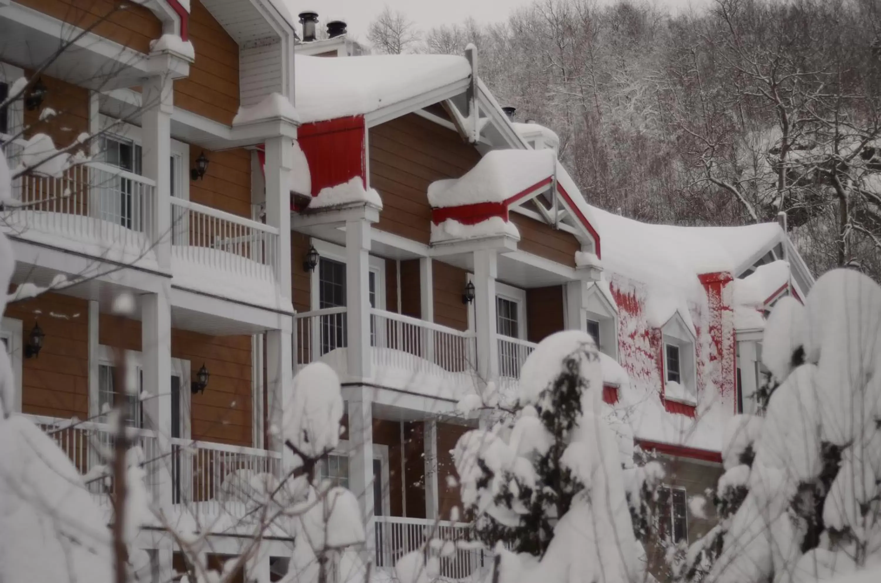 Property building, Winter in Auberge du Lac Morency