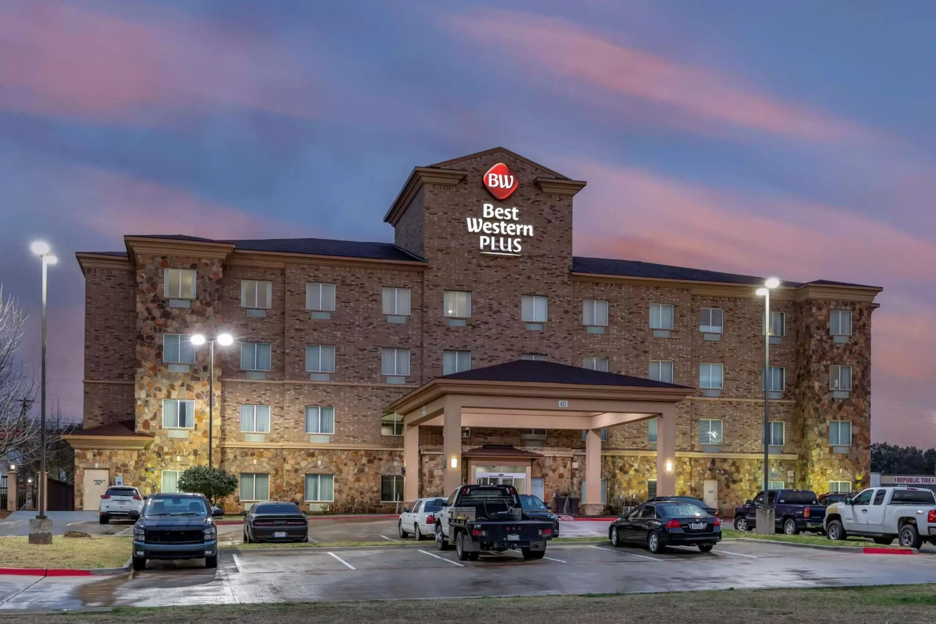 Property building in Best Western Plus DFW Airport West Euless Property building in Best Western Plus DFW Airport West Euless