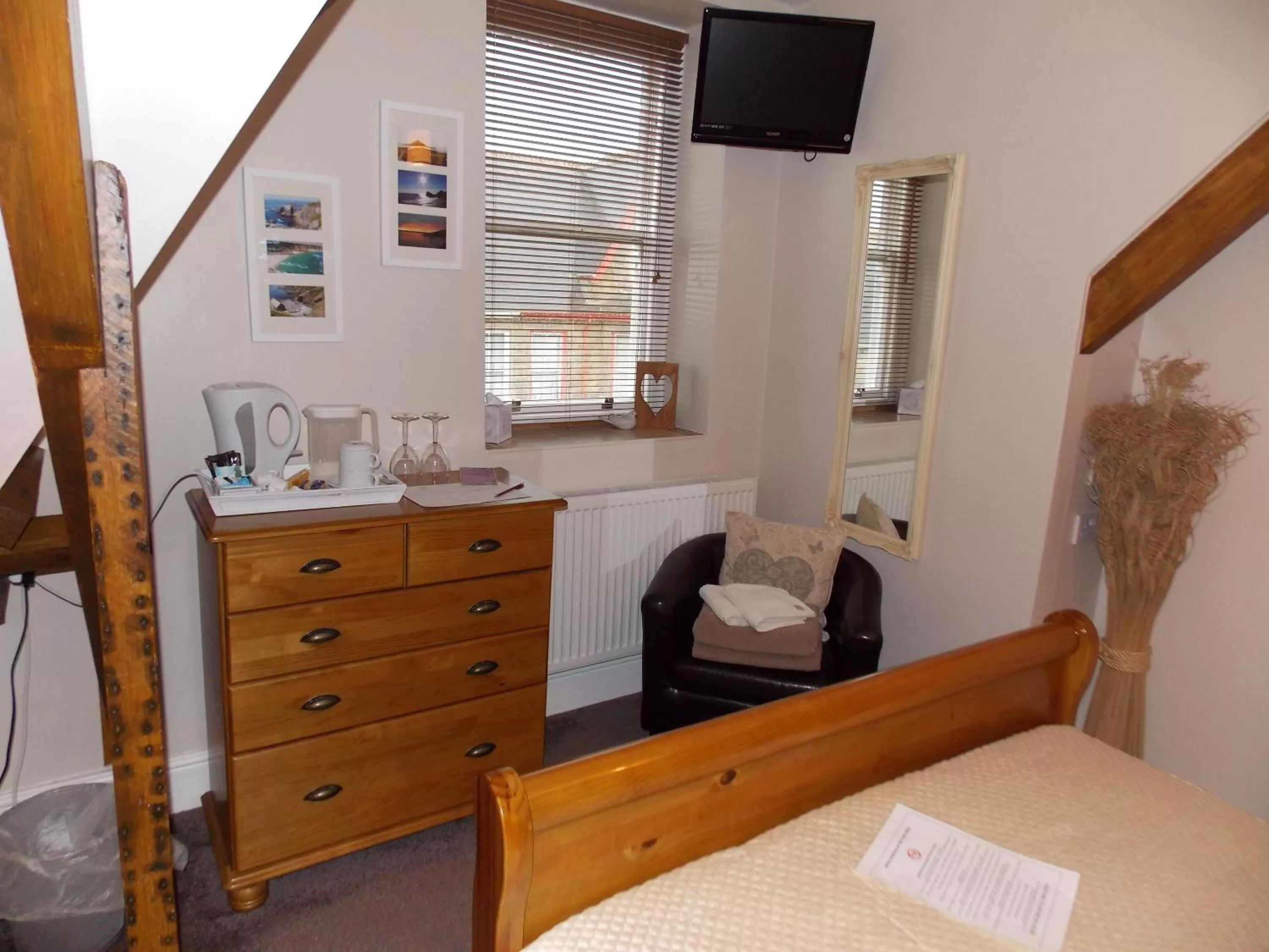 Coffee/tea facilities, Bed in Chiverton House Guest Accommodation