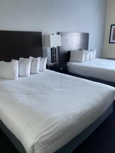 Bedroom, Bed in Lakeside Resort & Conference Center