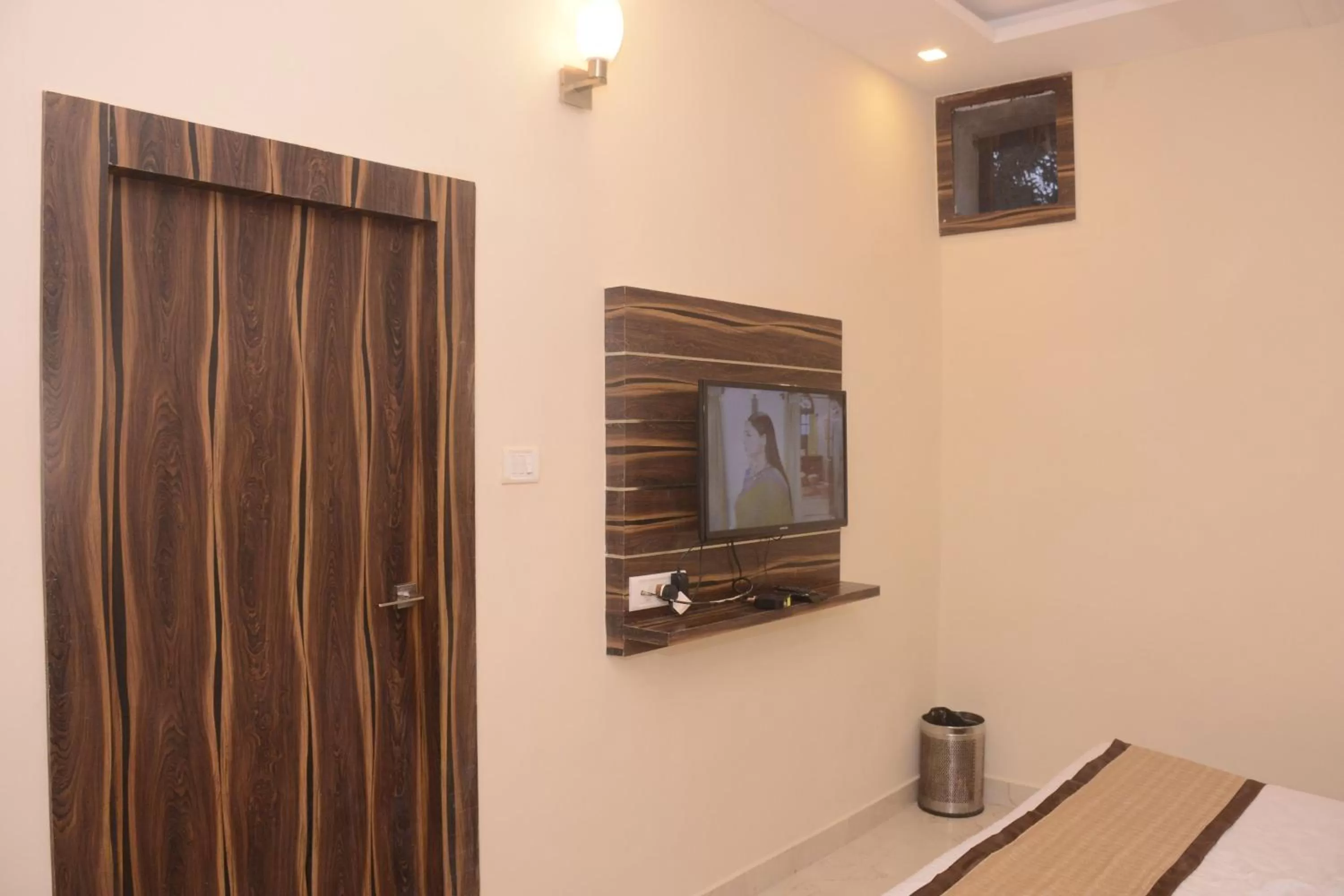 Shower, TV/Entertainment Center in Hotel Bharat