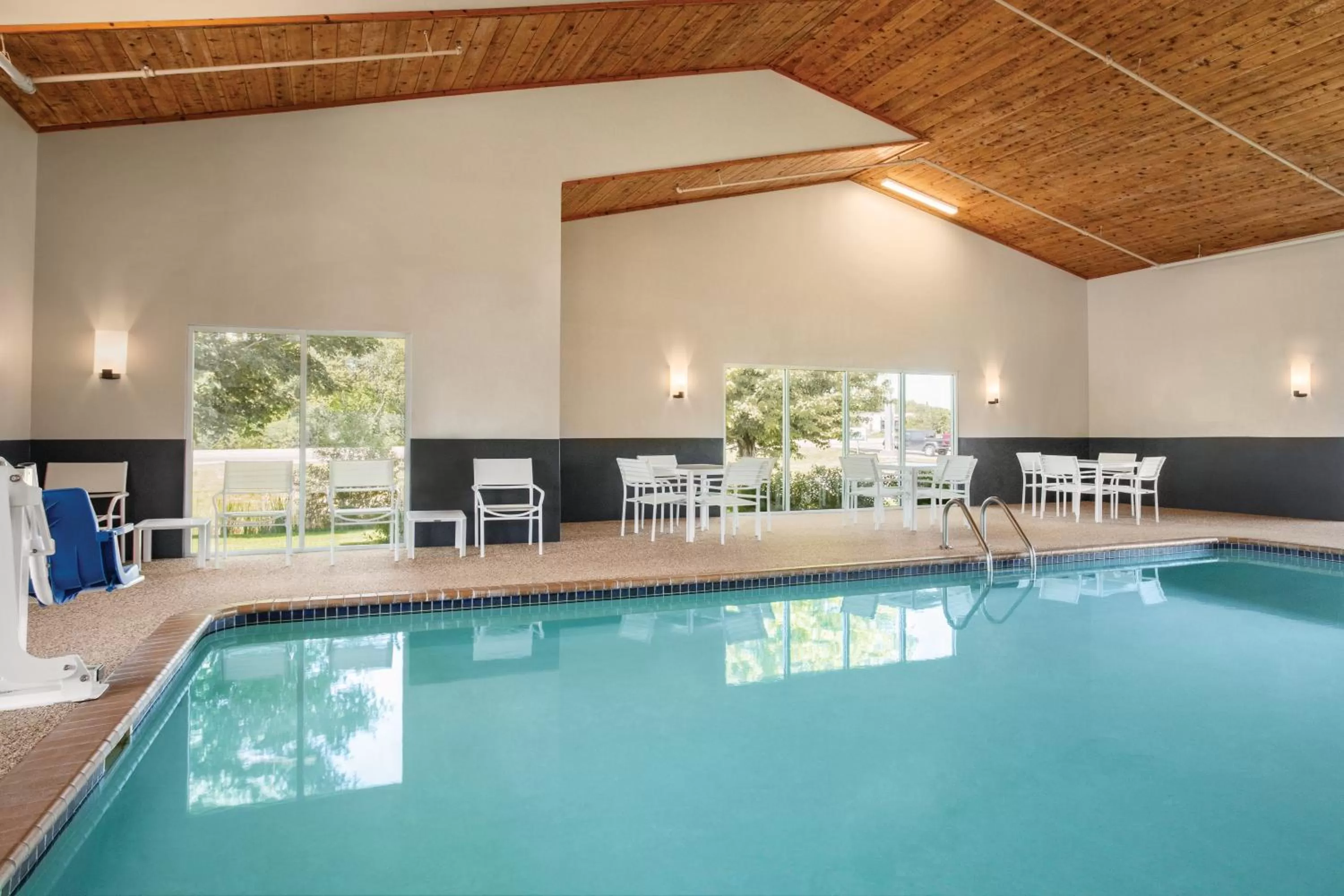 Swimming pool in Country Inn & Suites by Radisson, Buffalo, MN