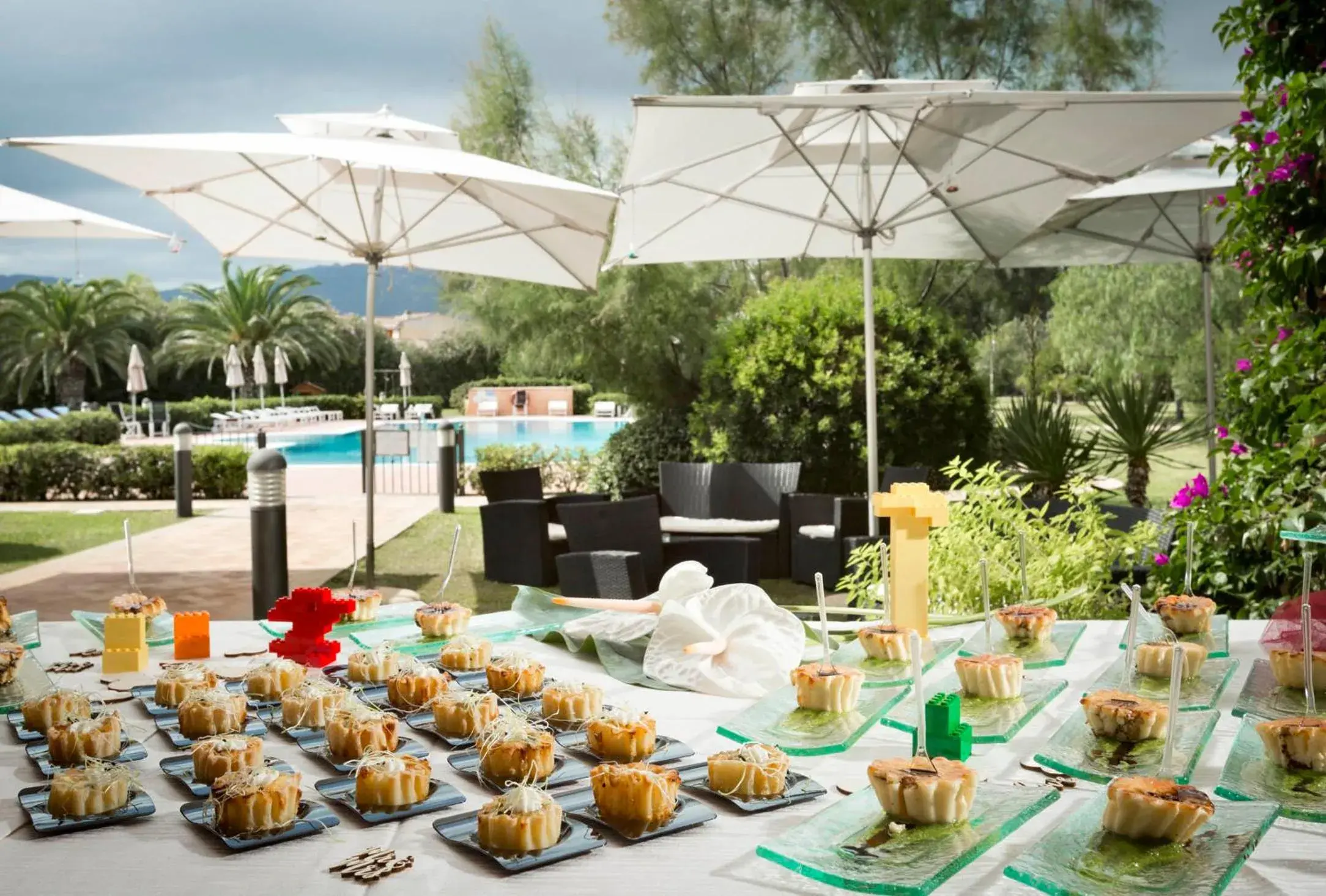 Food and drinks, Swimming Pool in Hotel Santa Gilla
