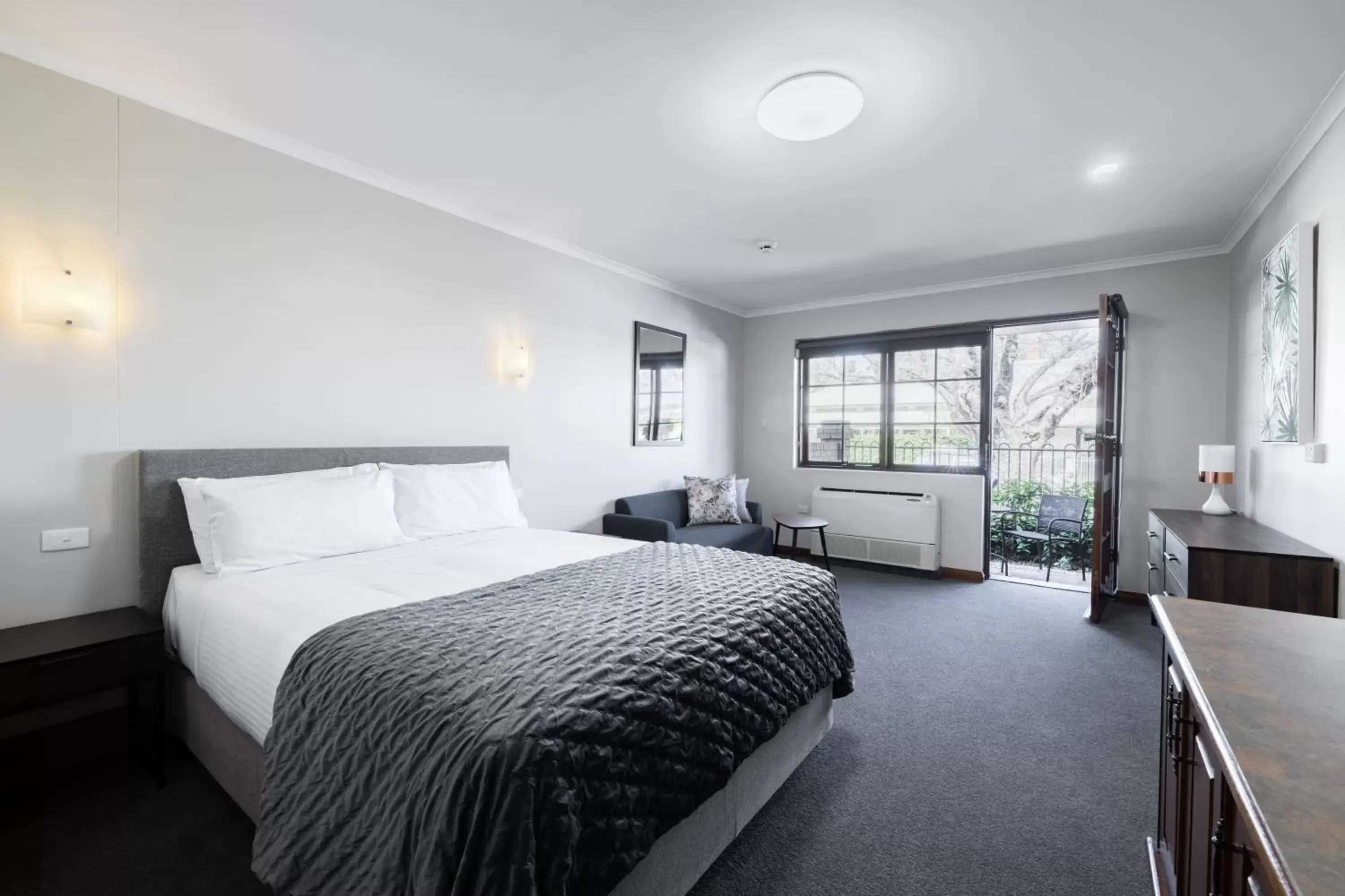 Photo of the whole room, Bed in Adelaide Inn Photo of the whole room, Bed in Adelaide Inn