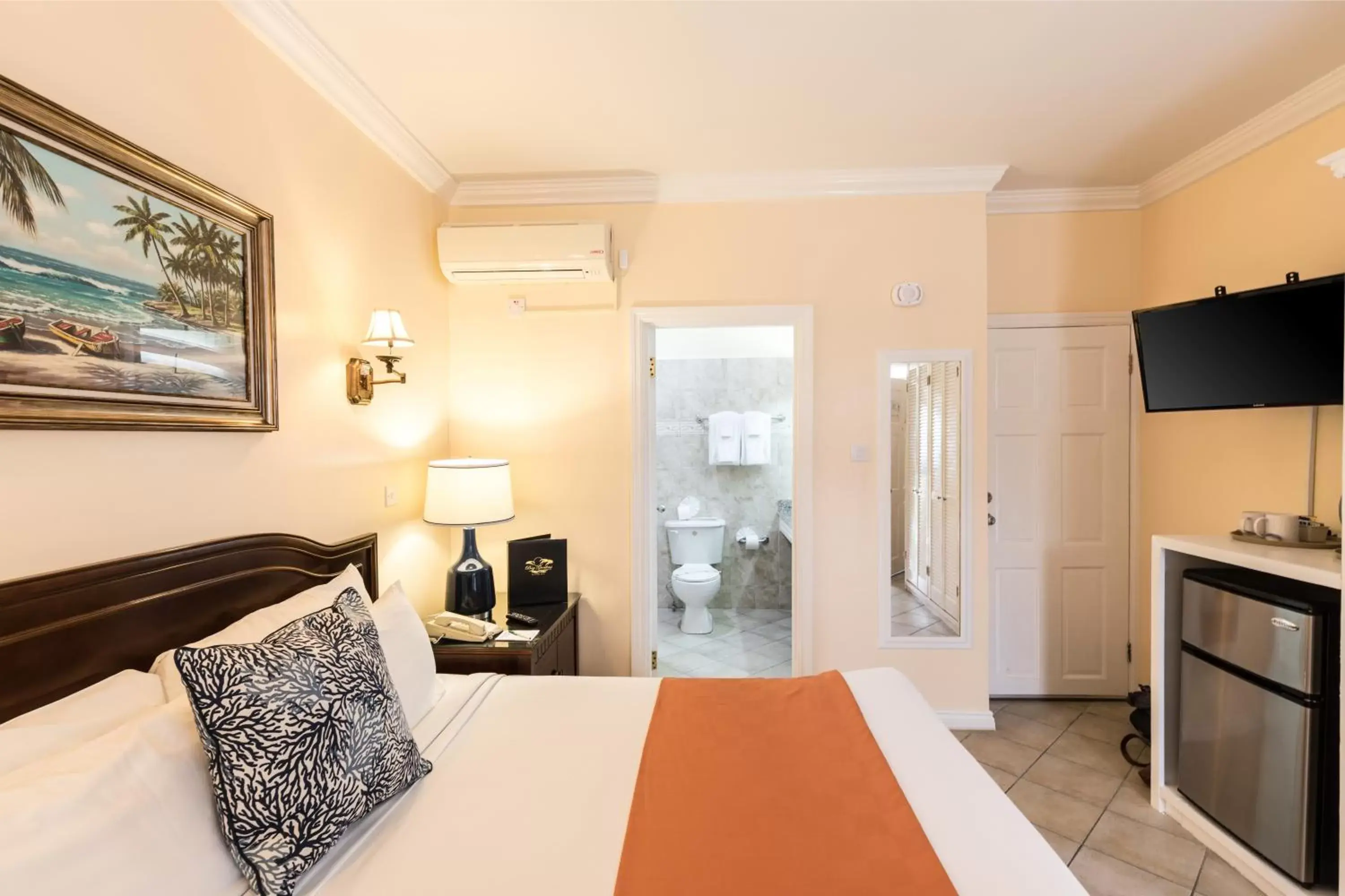 Photo of the whole room, Bed in Bay Gardens Hotel Photo of the whole room, Bed in Bay Gardens Hotel