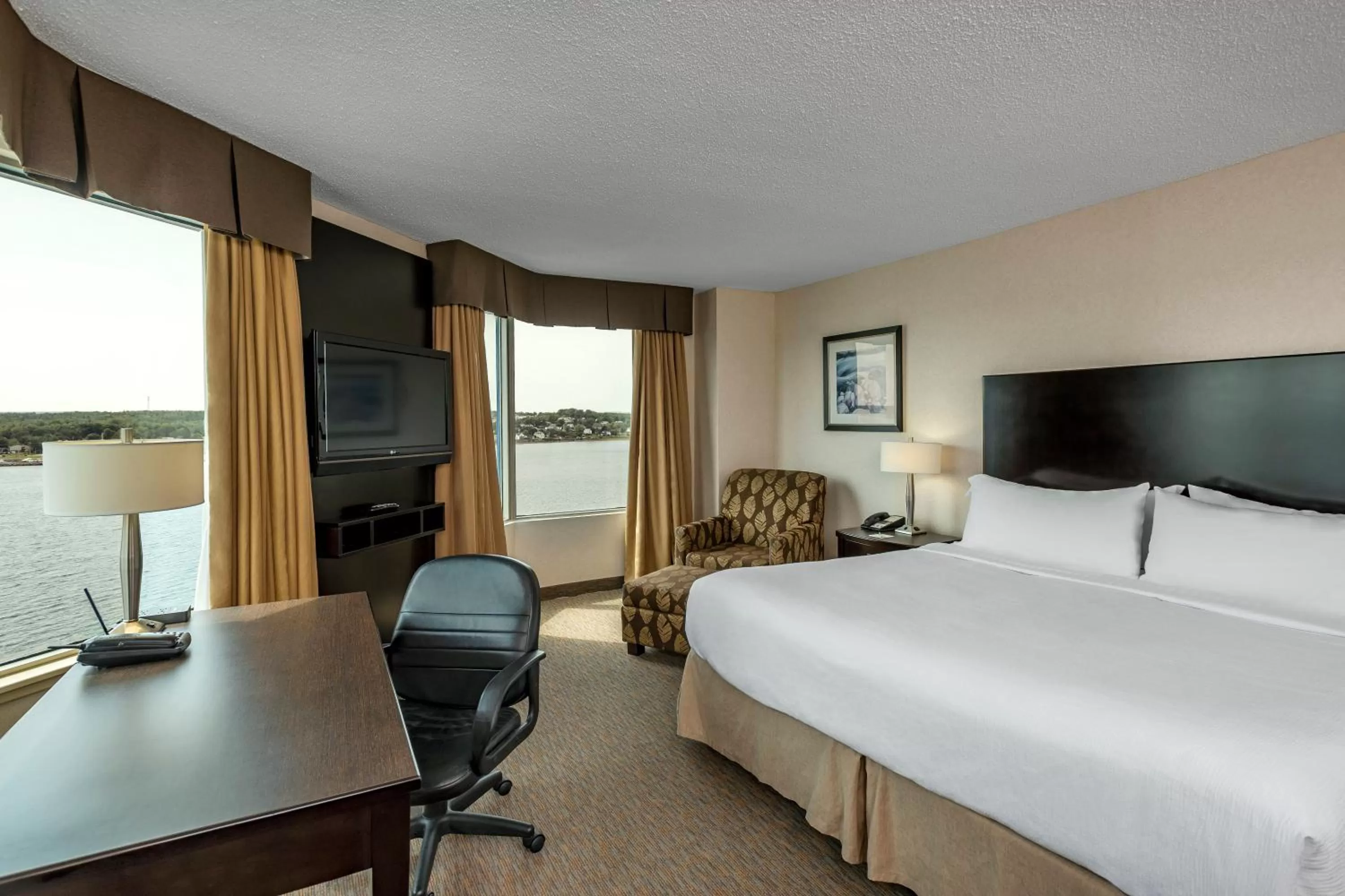 Photo of the whole room, Bed in Holiday Inn Sydney - Waterfront by IHG