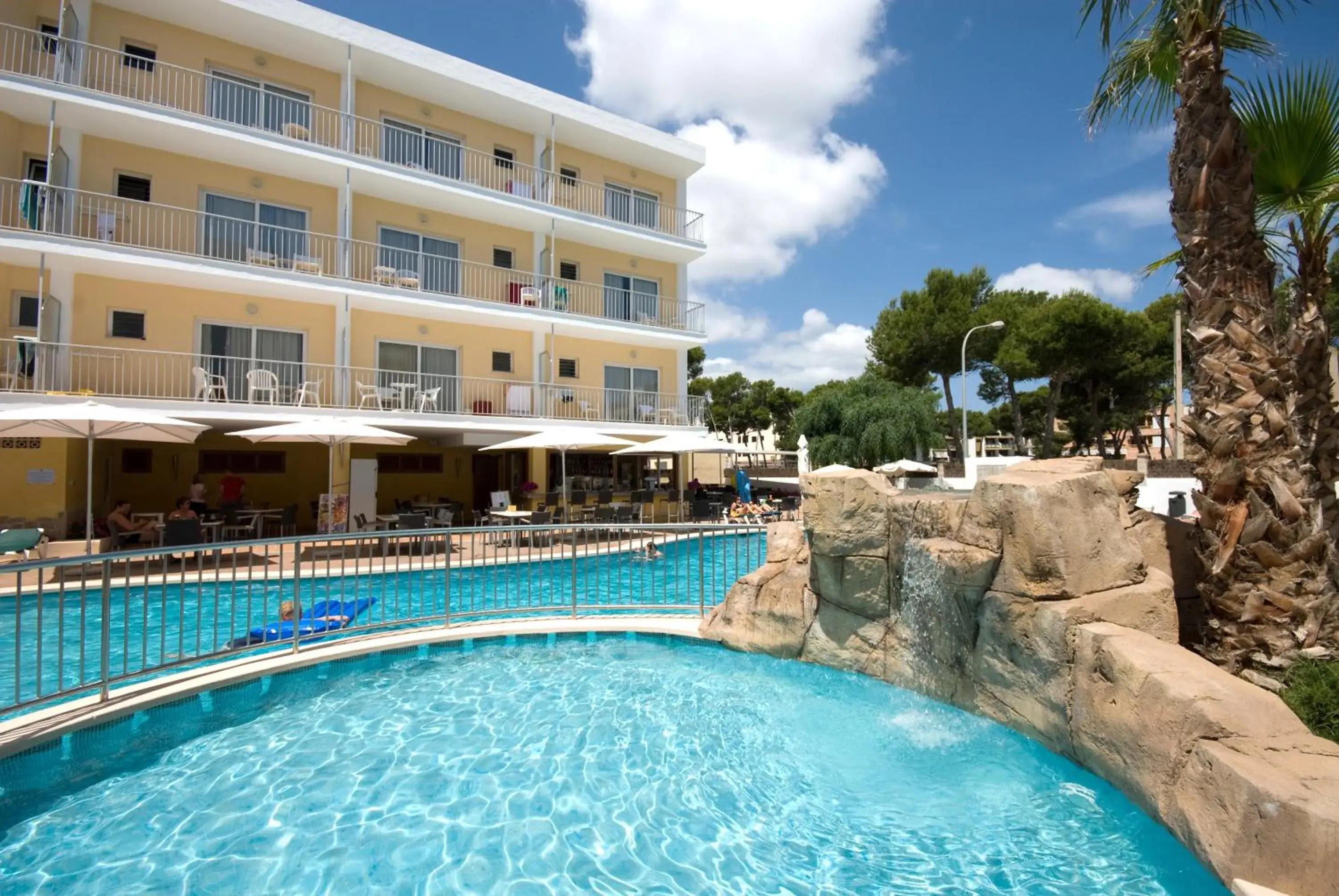 Swimming Pool in Hotel Capricho