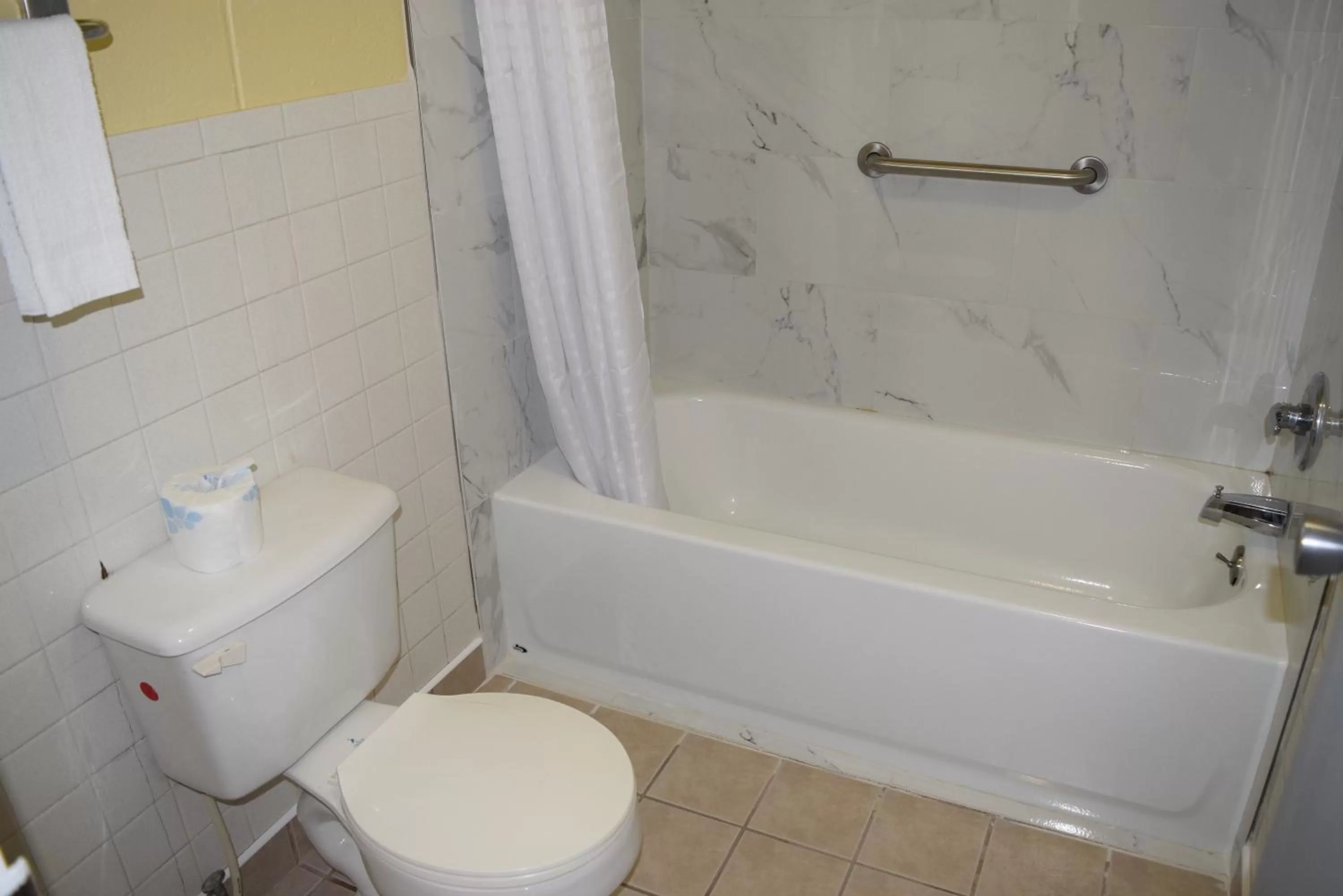 Bathroom in White Oaks Motel Pennsville/Carneys Point