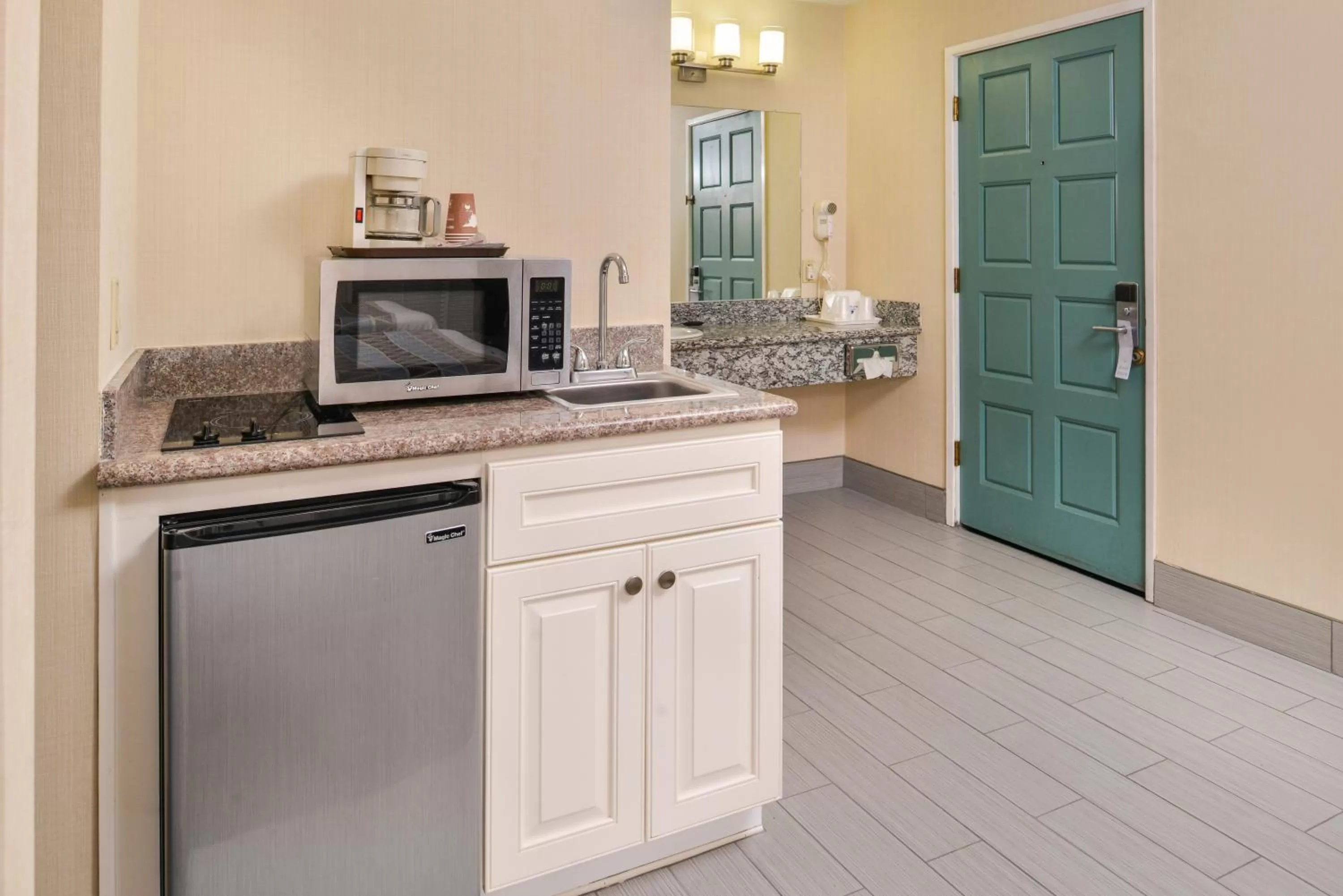 Kitchen or kitchenette in Good Living Inn