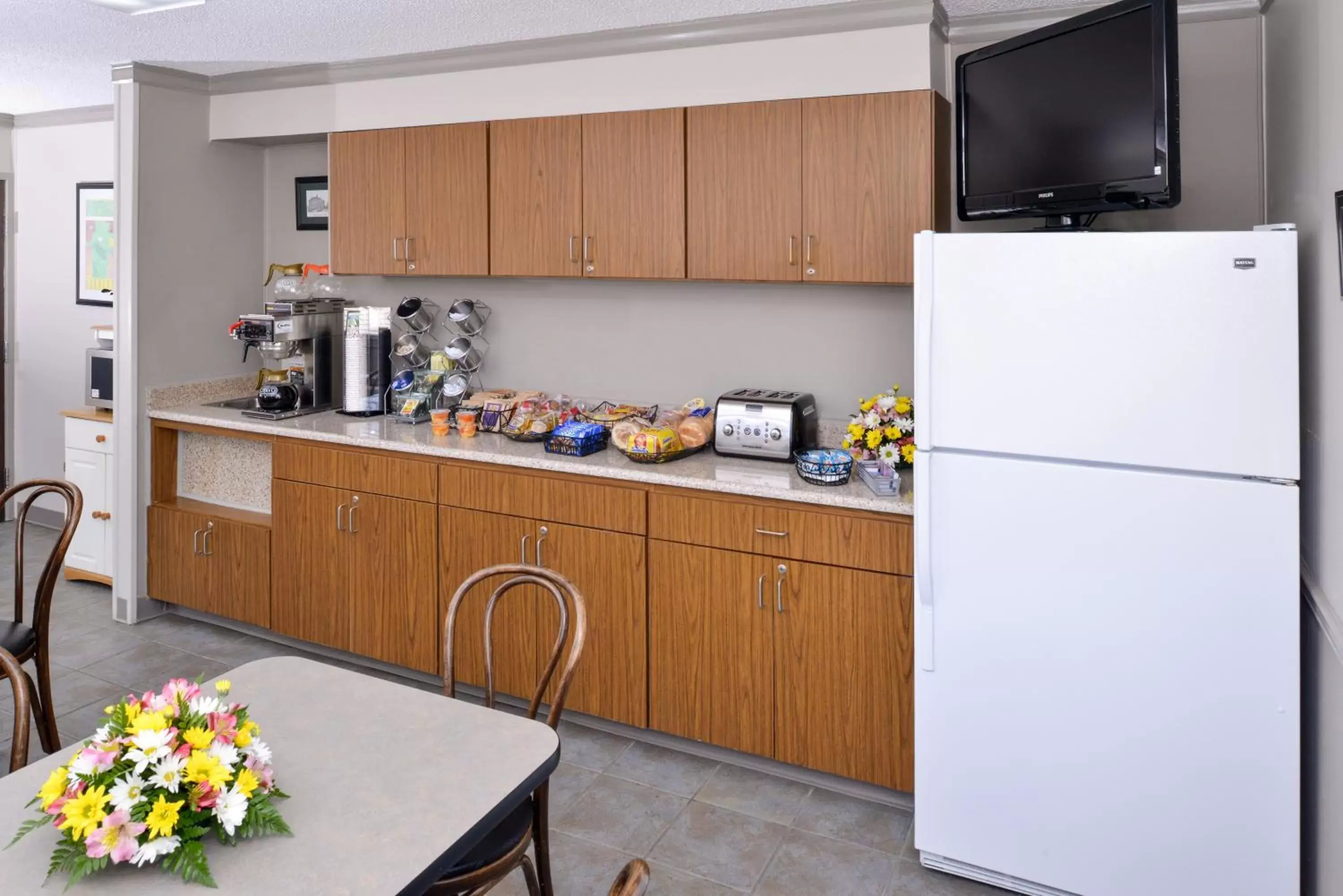 Kitchen/Kitchenette in Briarwood Inn Of Geneva