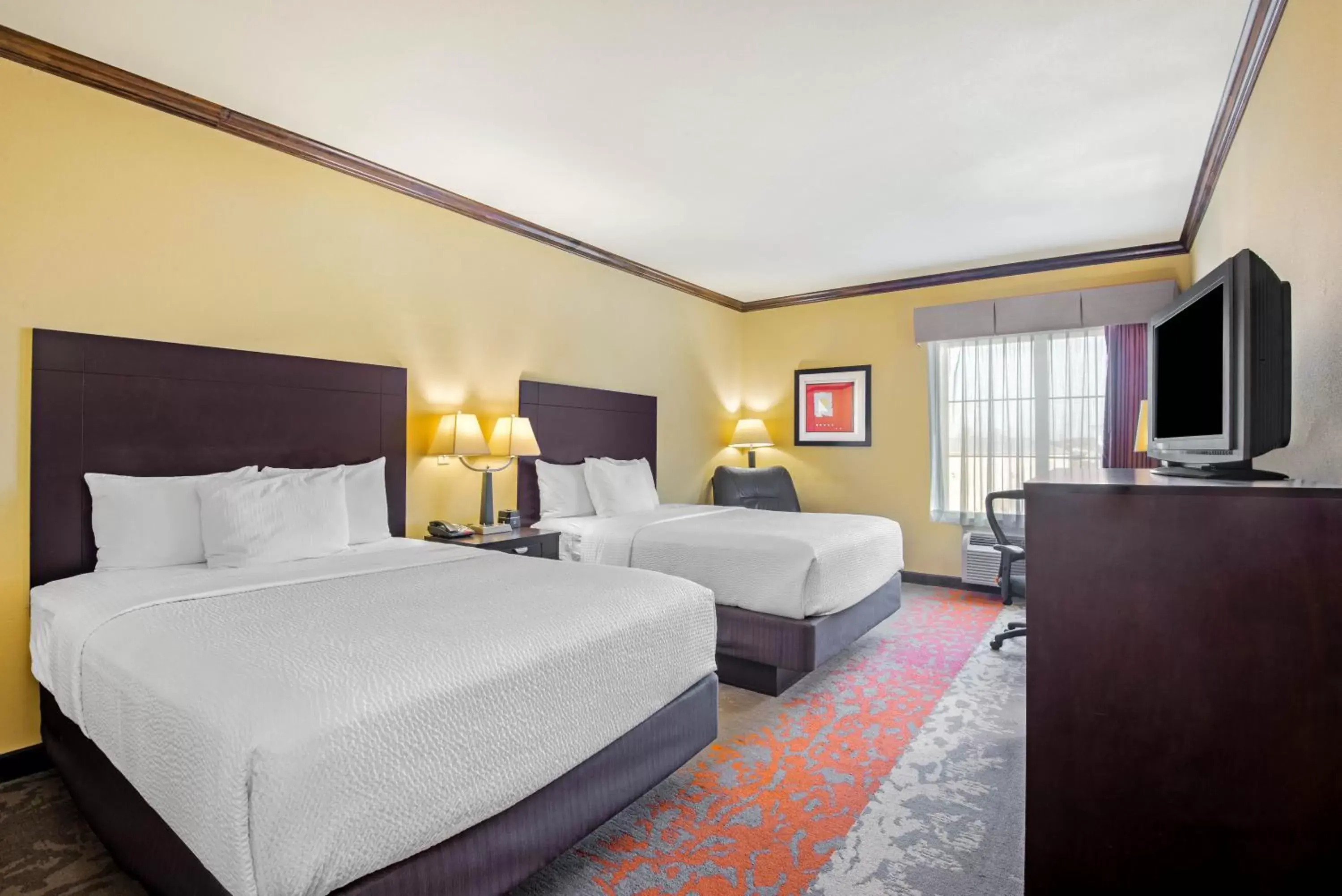 Bed in La Quinta Inn & Suites by Wyndham Eastland