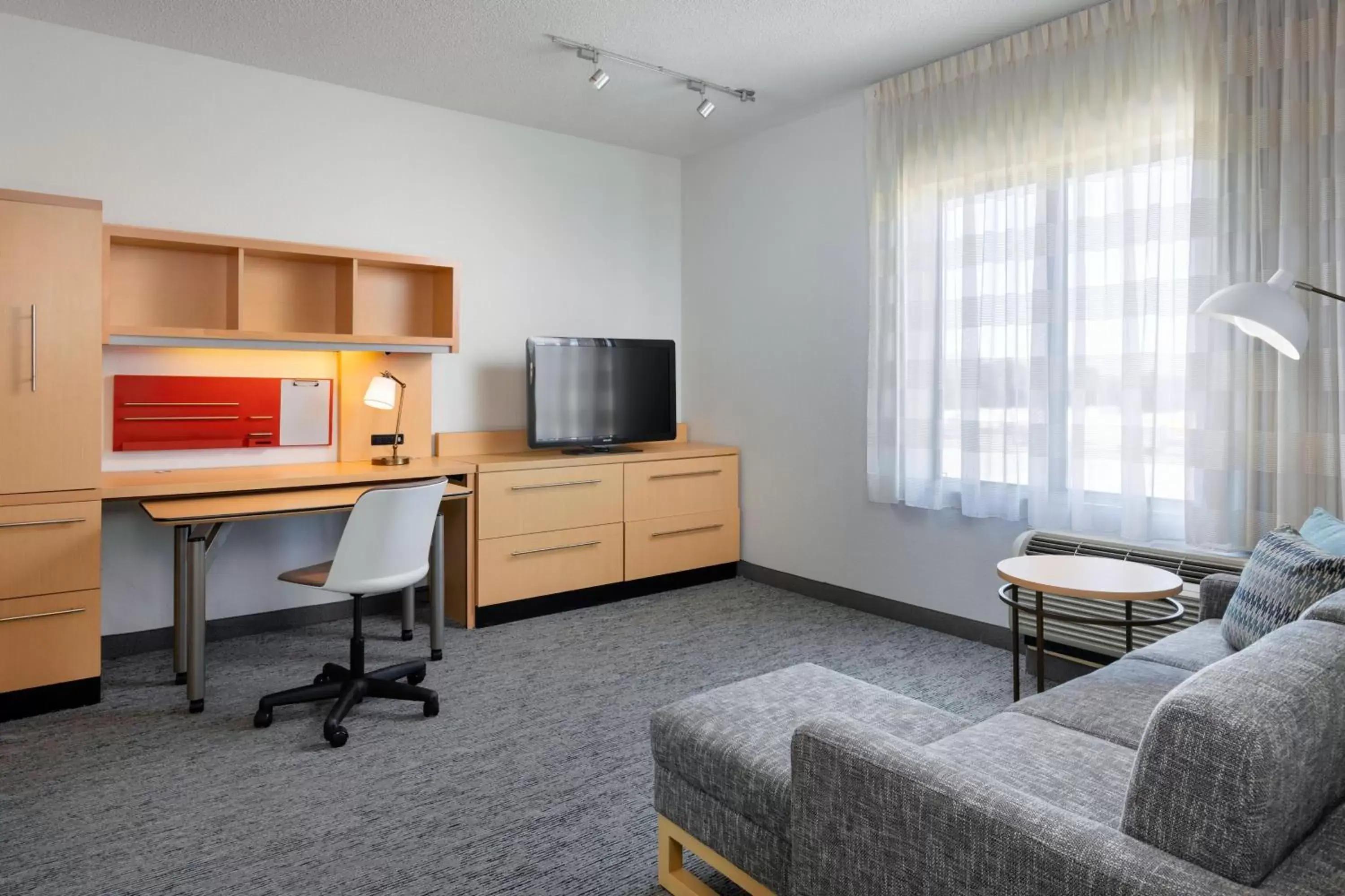 Living room, TV/Entertainment Center in TownePlace Suites by Marriott York