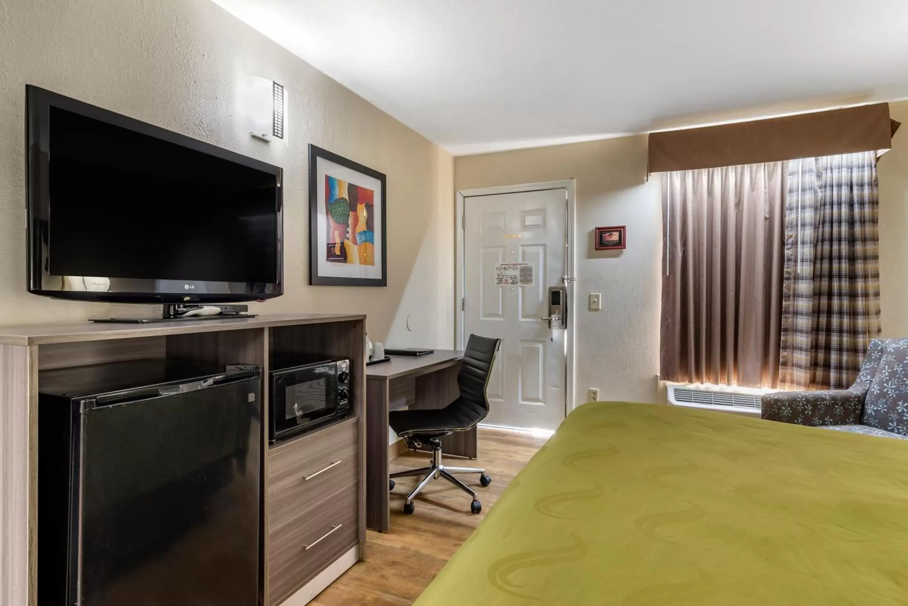 Bedroom, TV/Entertainment Center in Quality Inn Conyers I-20